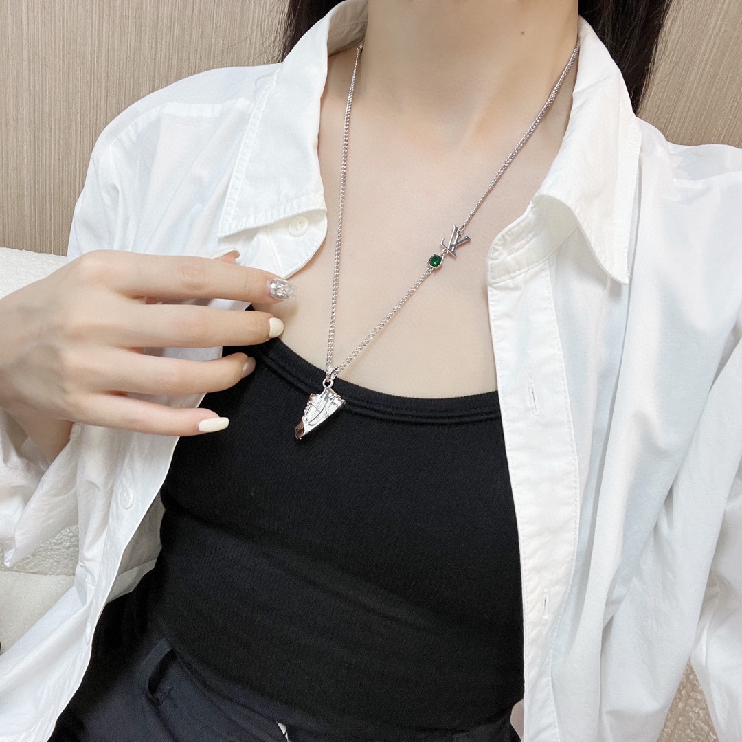 LV necklace-1