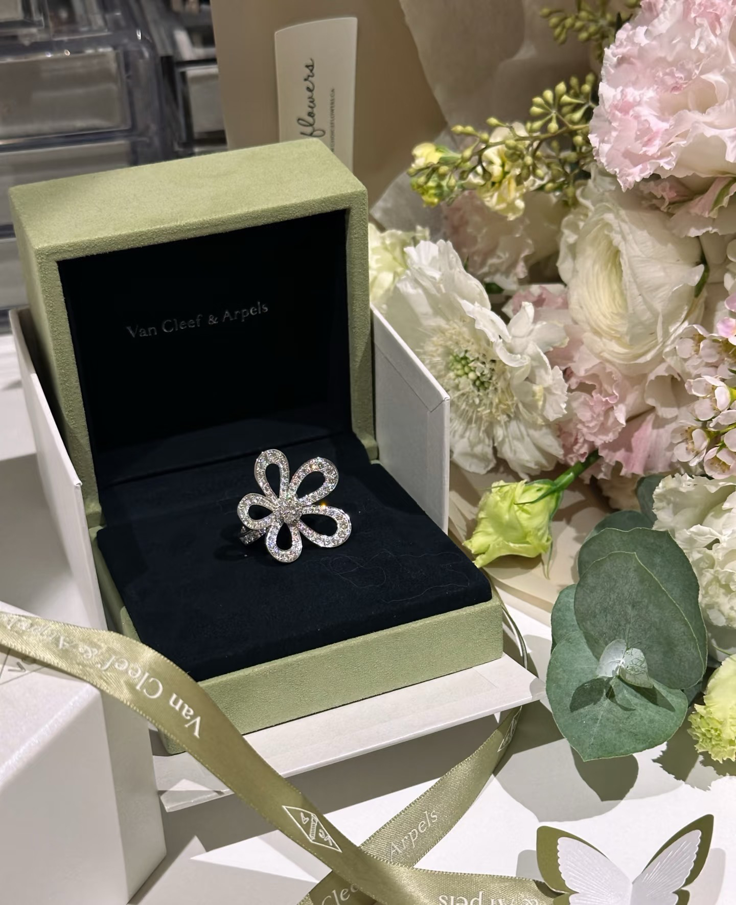 Van Cleef & Arpels ring-101