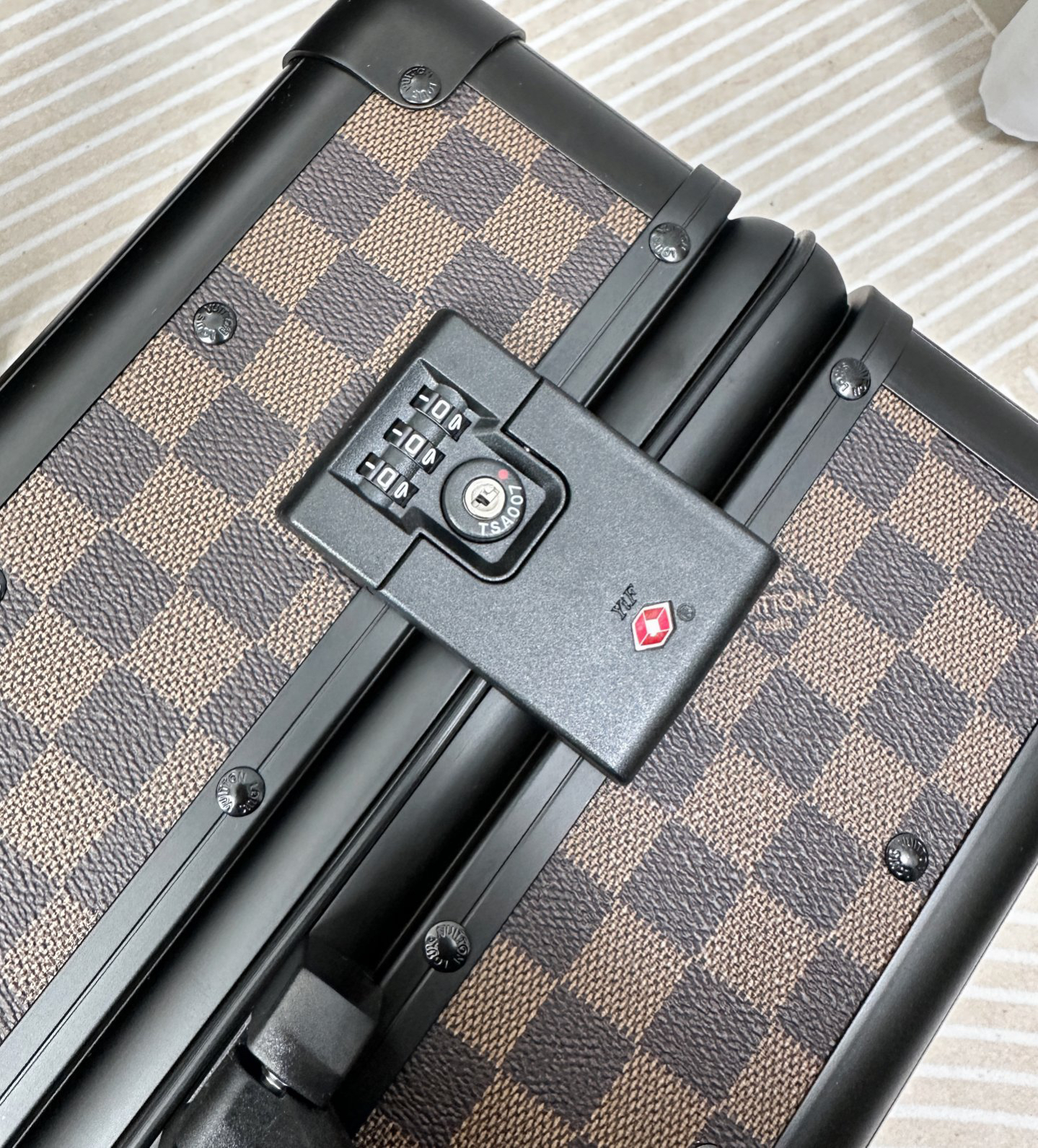 LV luggage-106