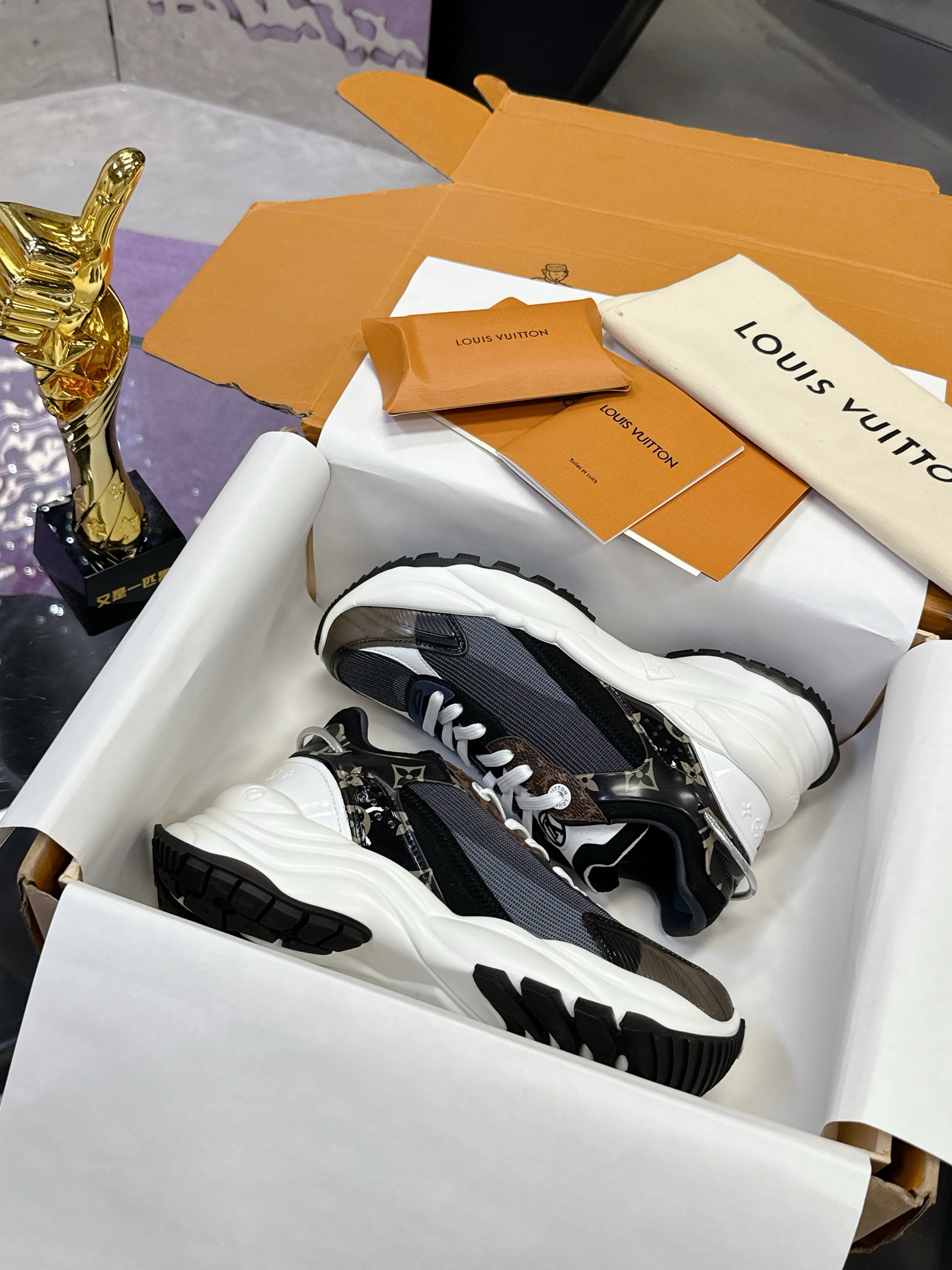 Lv Sneakers-204