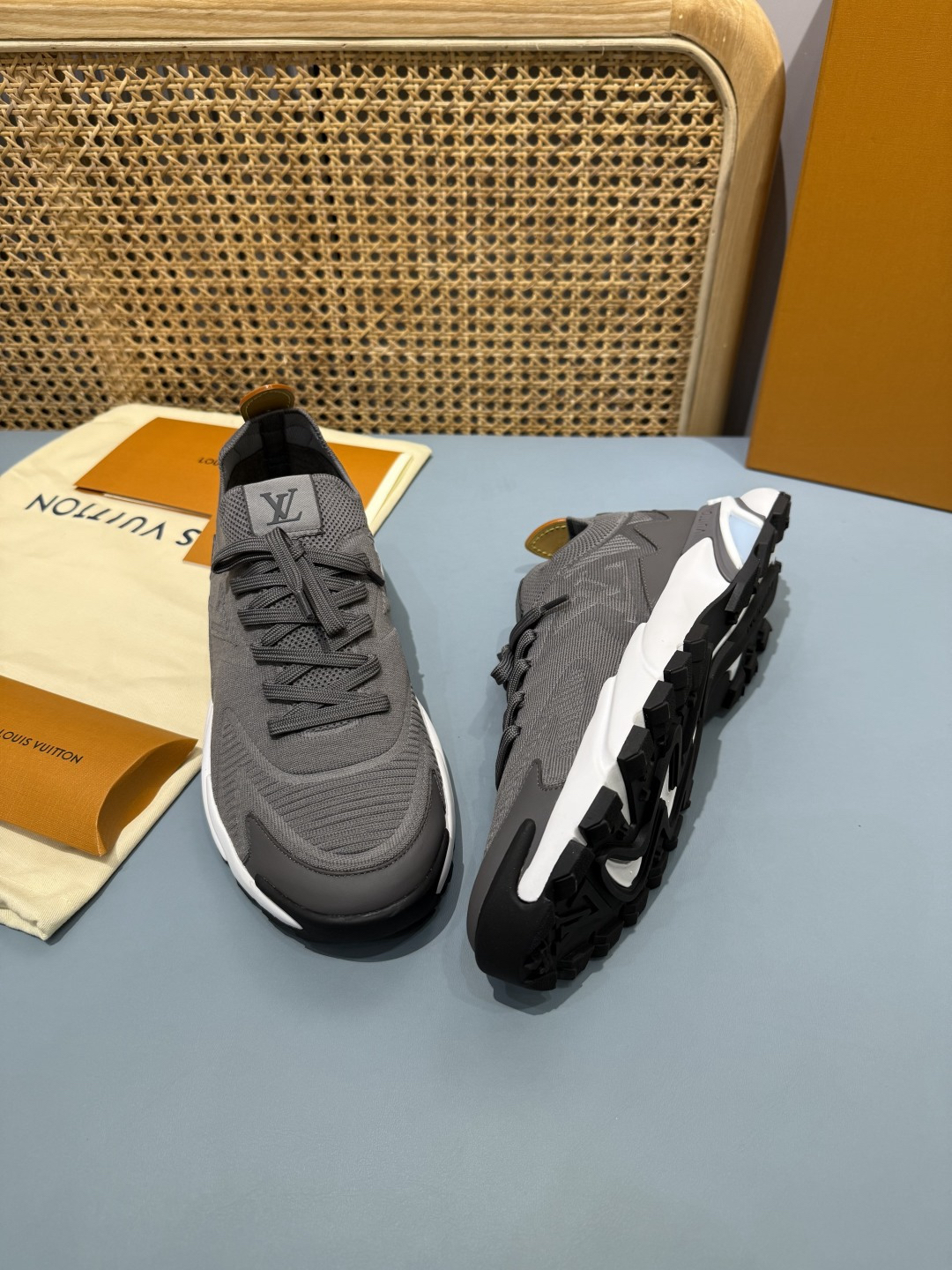Lv Sneakers-180