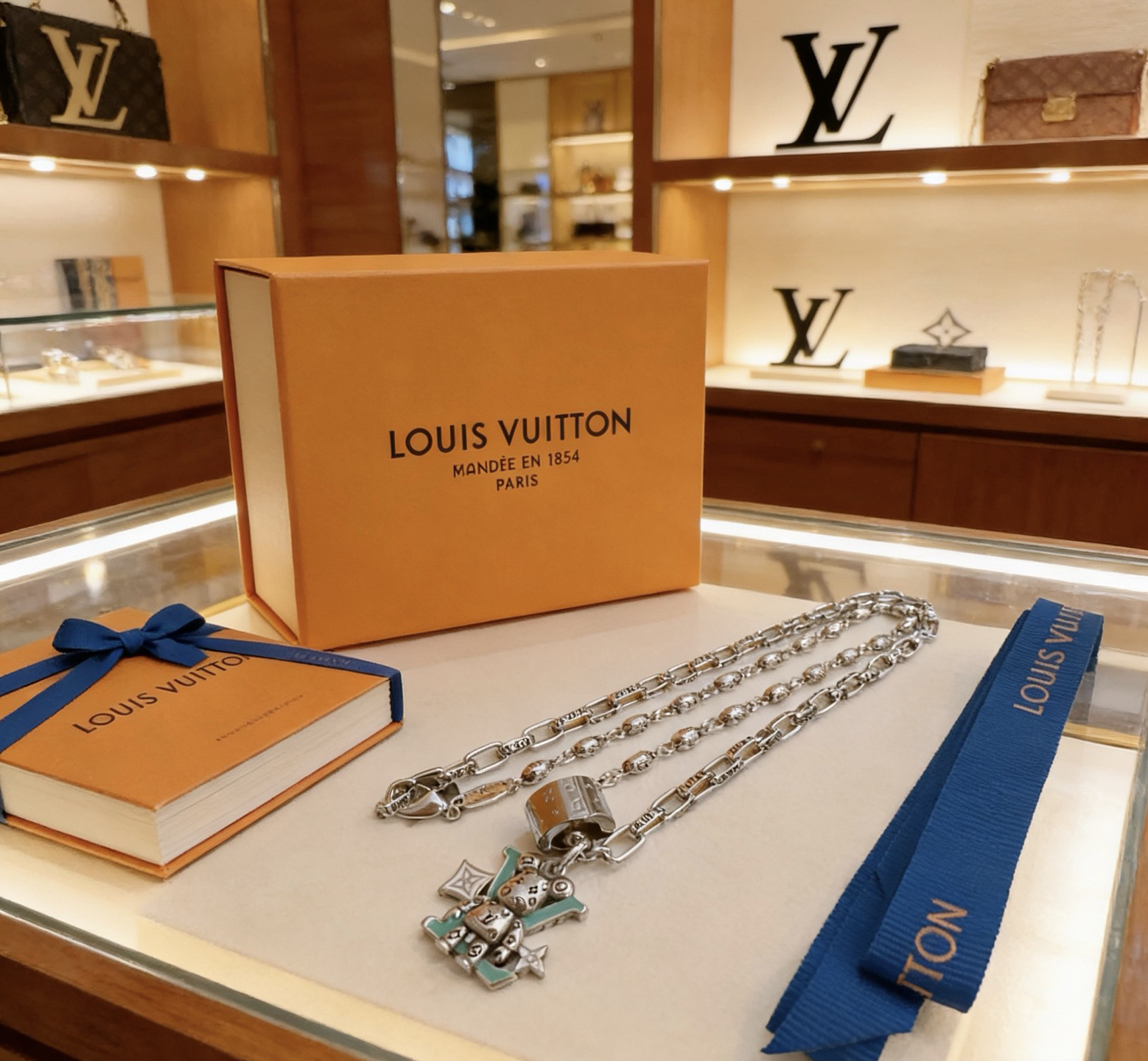 LV necklace-43