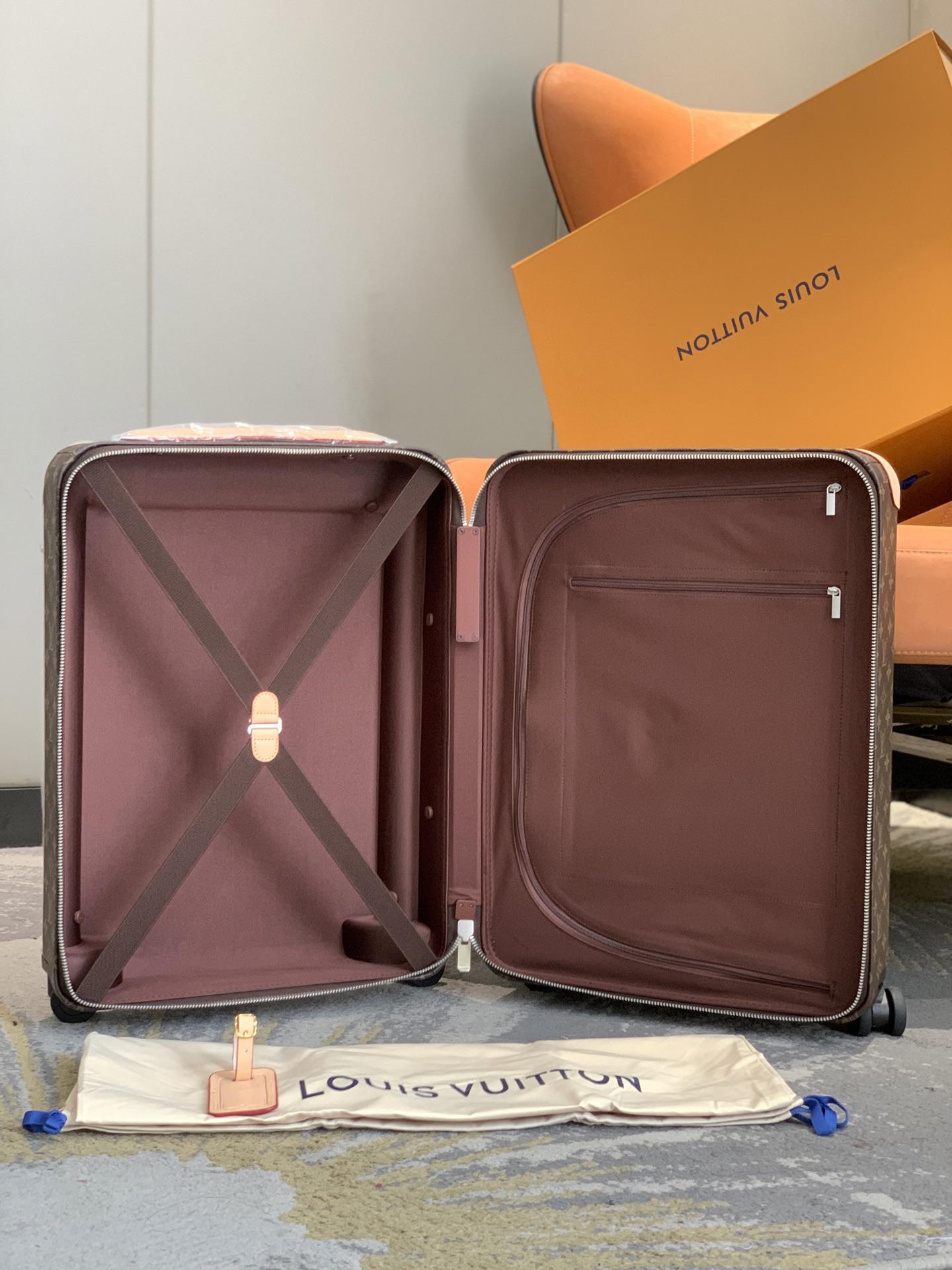 LV luggage-10