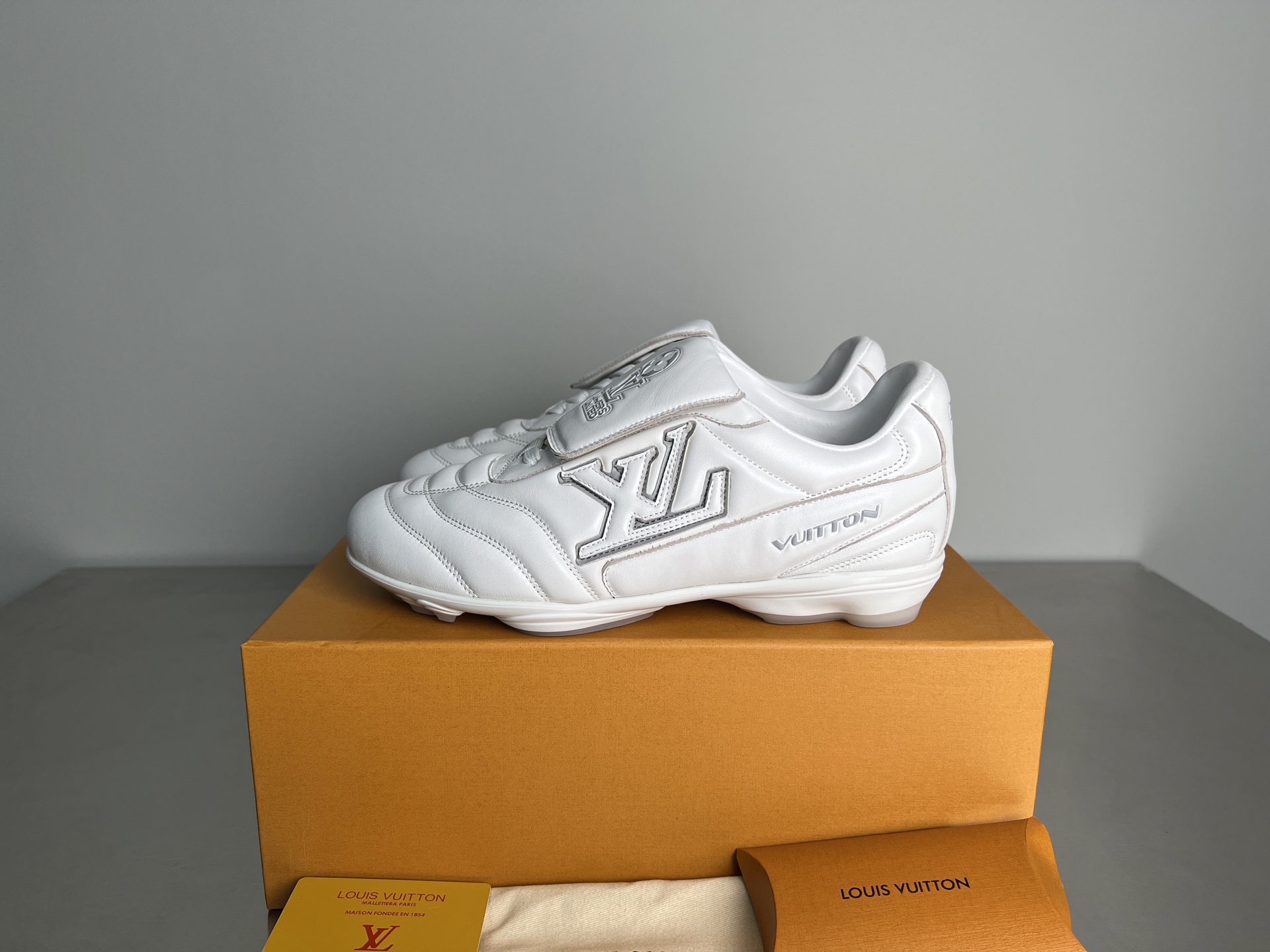Lv Sneakers-240