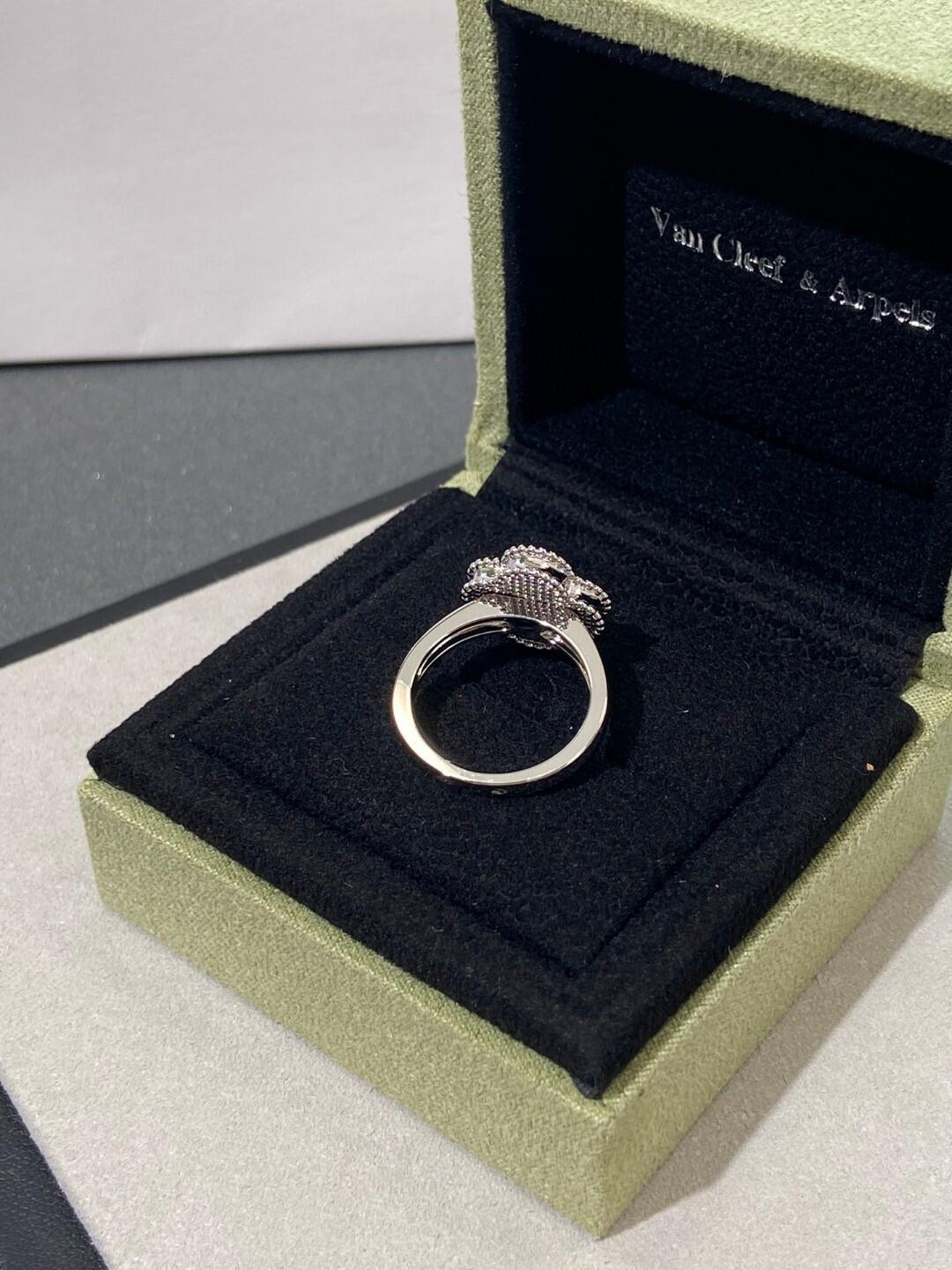 Van Cleef & Arpels ring-35