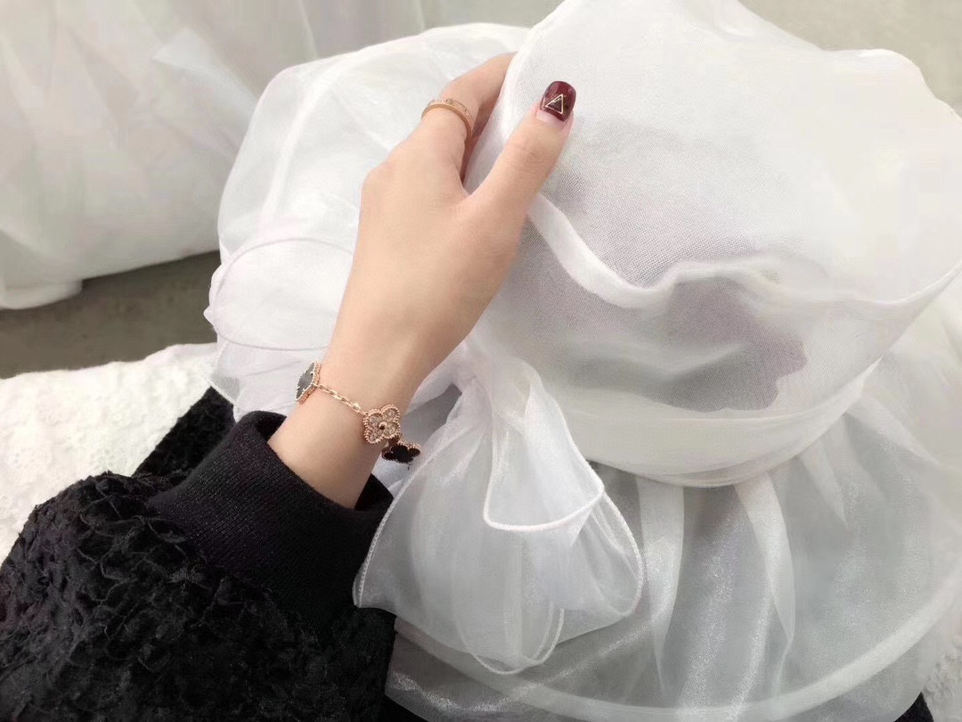 Van Cleef & Arpels Bracelet-75