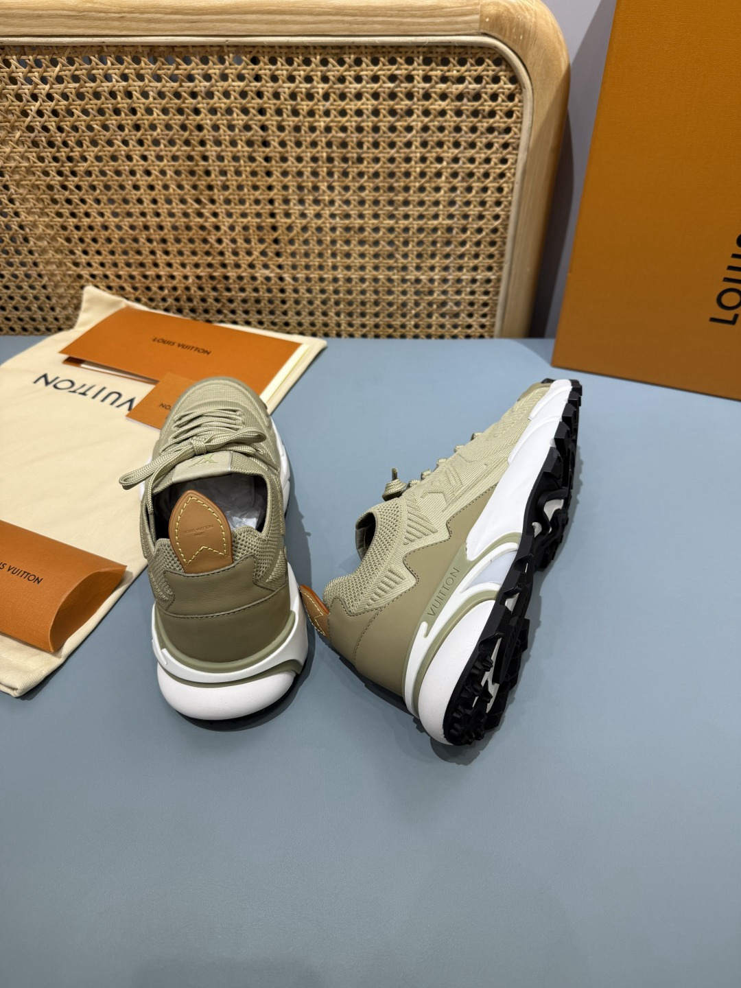 Lv Sneakers-186