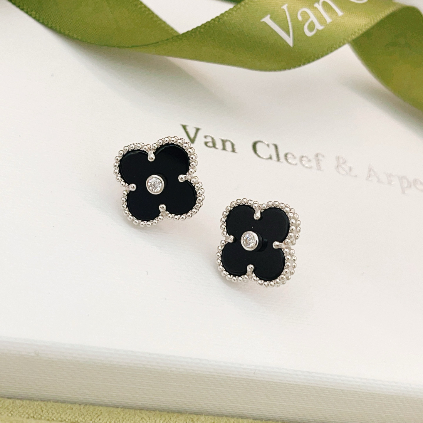 Van Cleef & Arpels earring-105