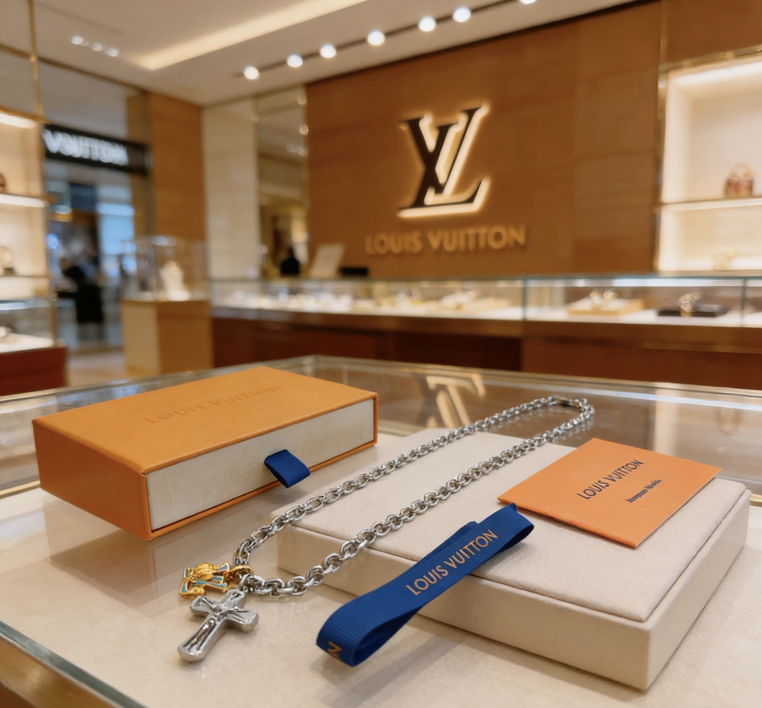 LV necklace-39