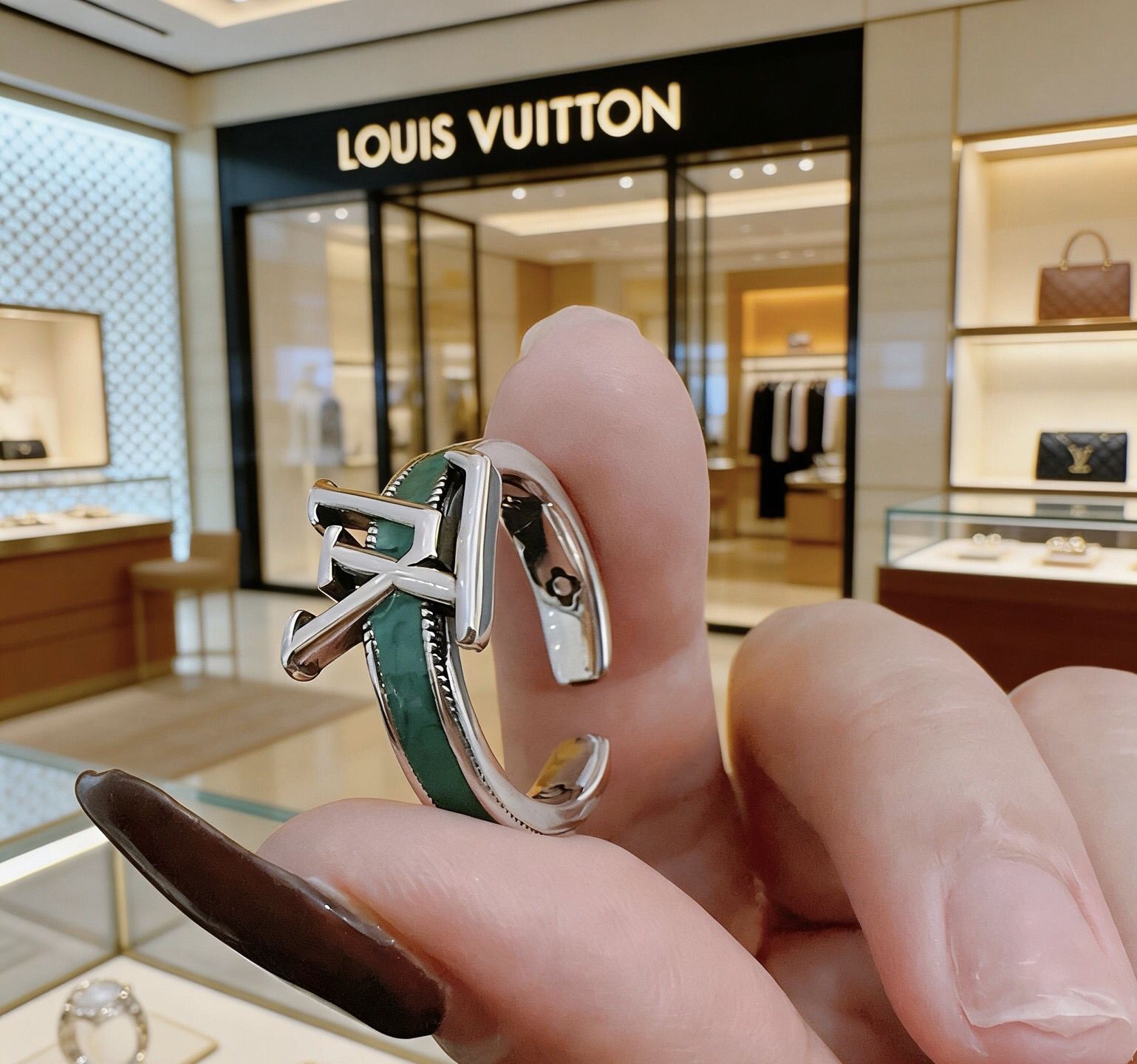 LV ring-8