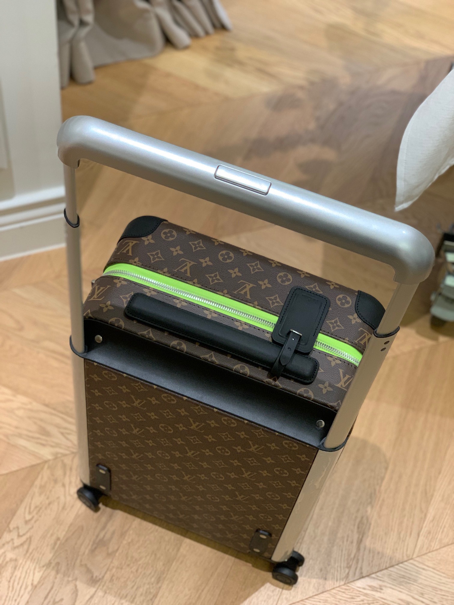 LV luggage-4