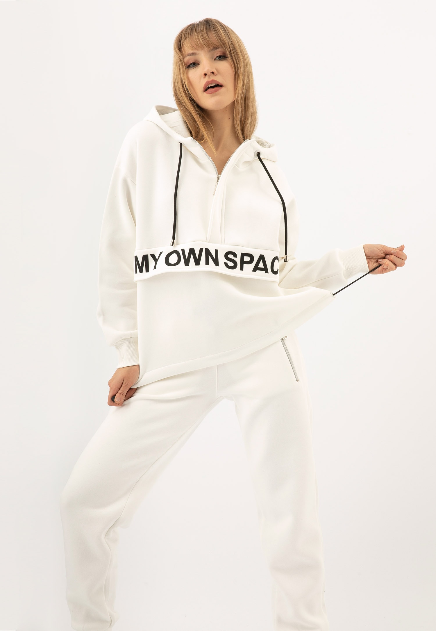 RELAKS białe spodnie damskie dresowe z zapięciem na zamek