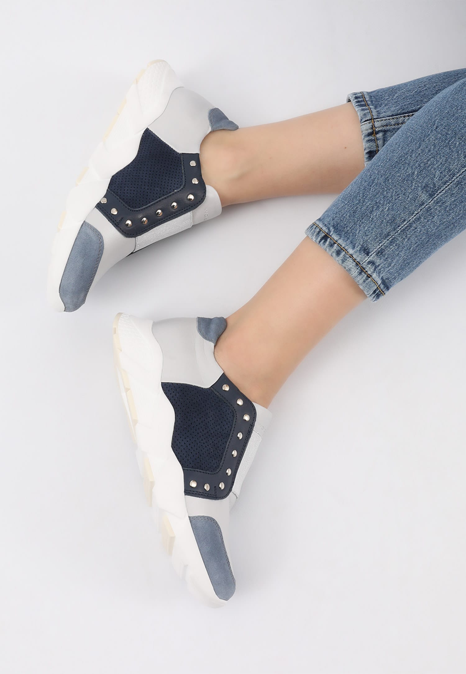 Wsuwane sneakersy damskie w kolorze niebiesko-srebrnym z nitami