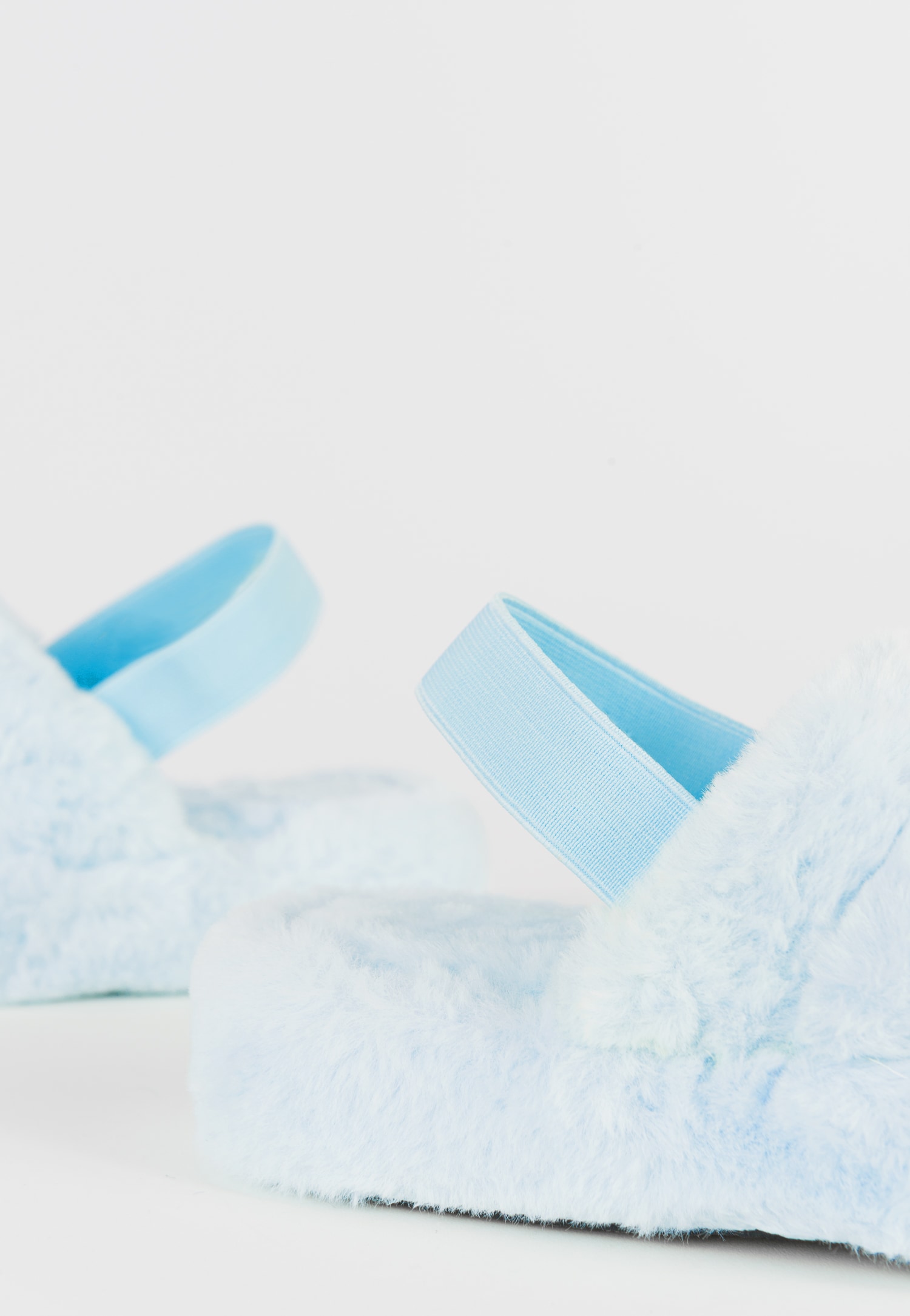 WJS niebieskie kapcie ze sztucznego futra z gumką