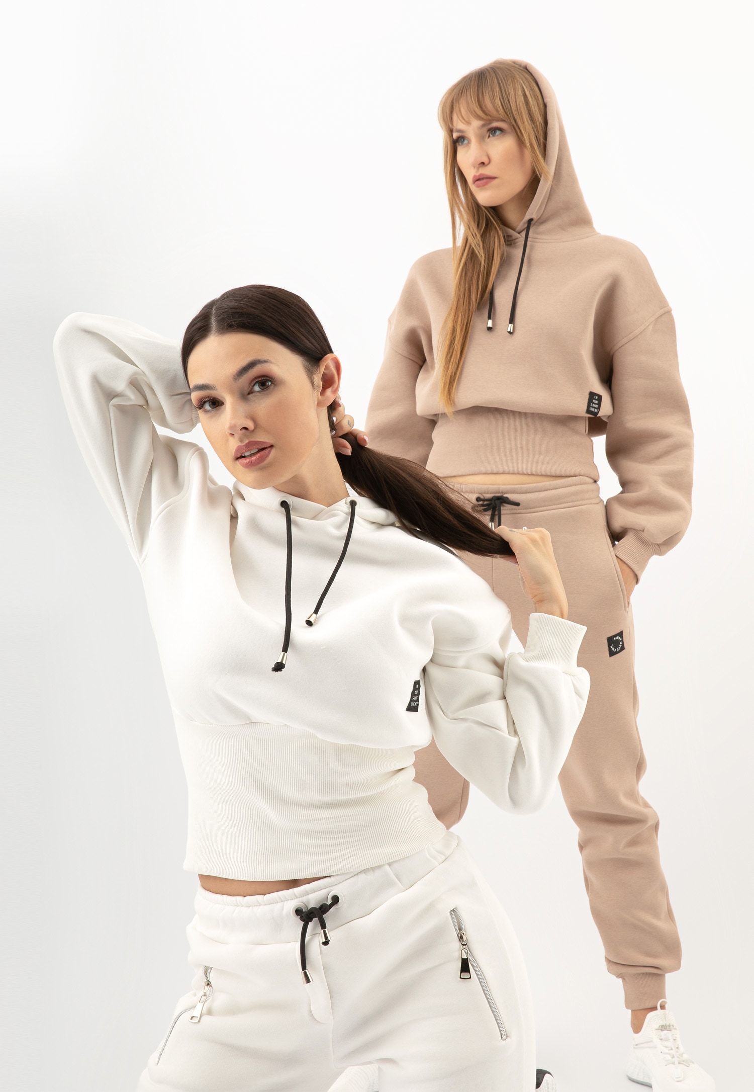 RELAKS biała bluza damska z wysokim ściągaczem