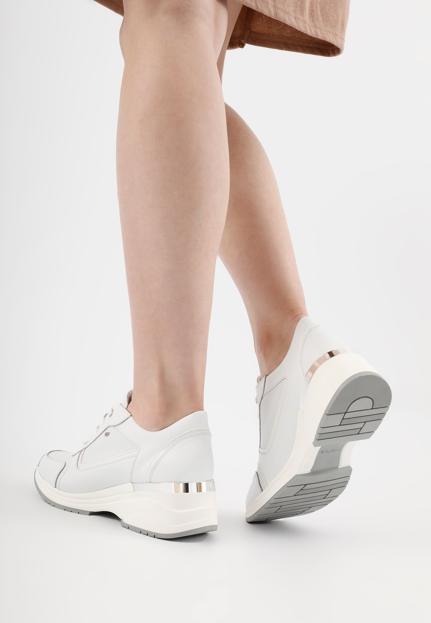 Białe sneakersy damskie na podwyższonej podeszwie