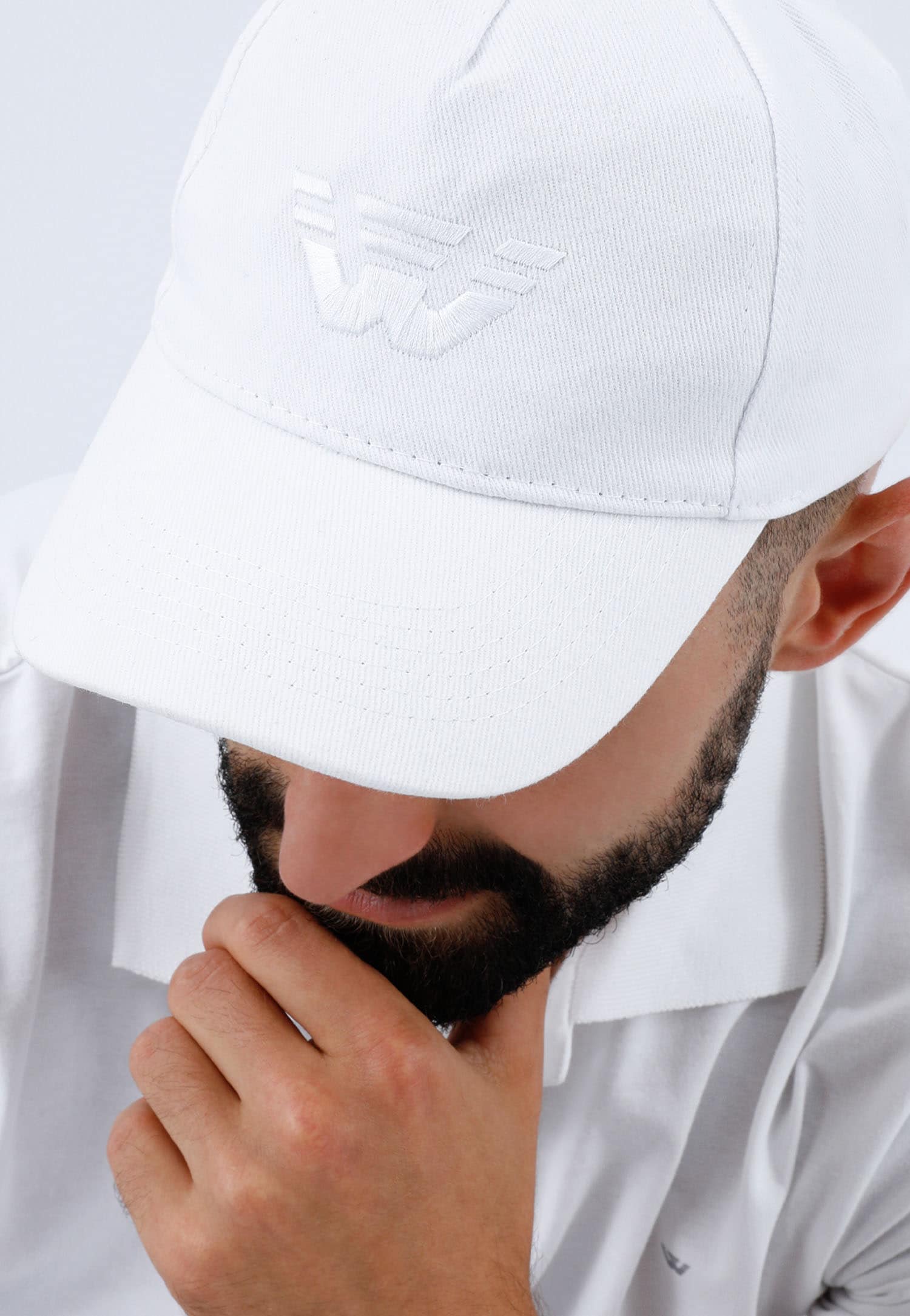 Biała czapka z daszkiem z logo