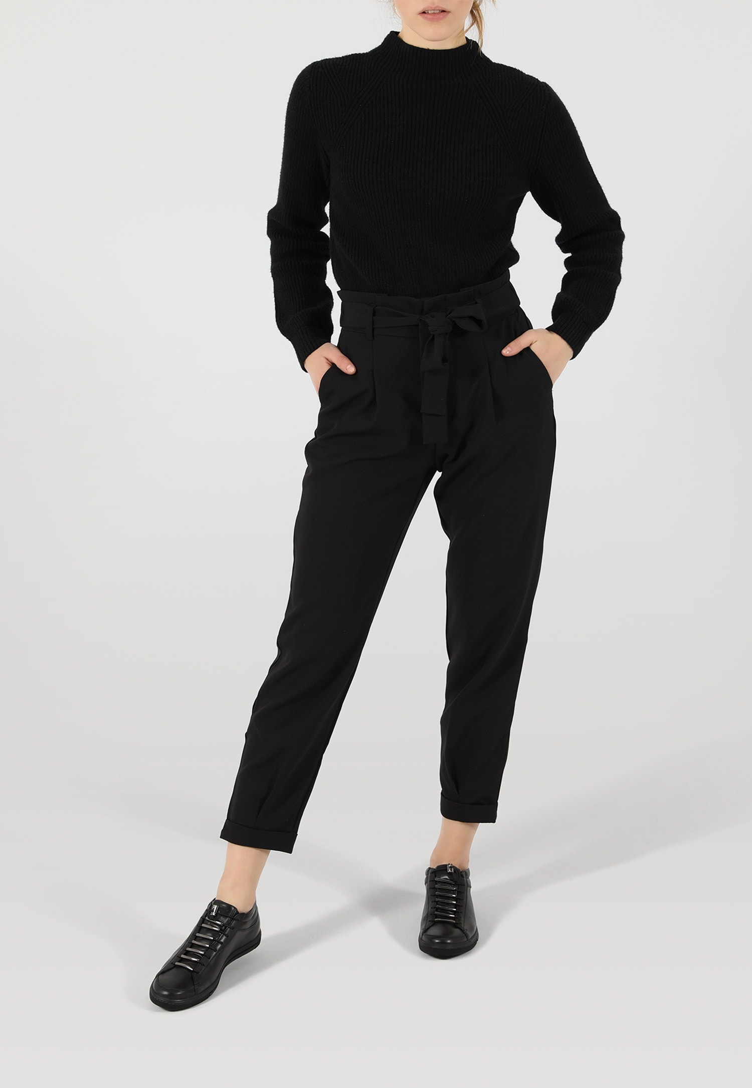 Czarne trampki damskie z metalowymi zdobieniami