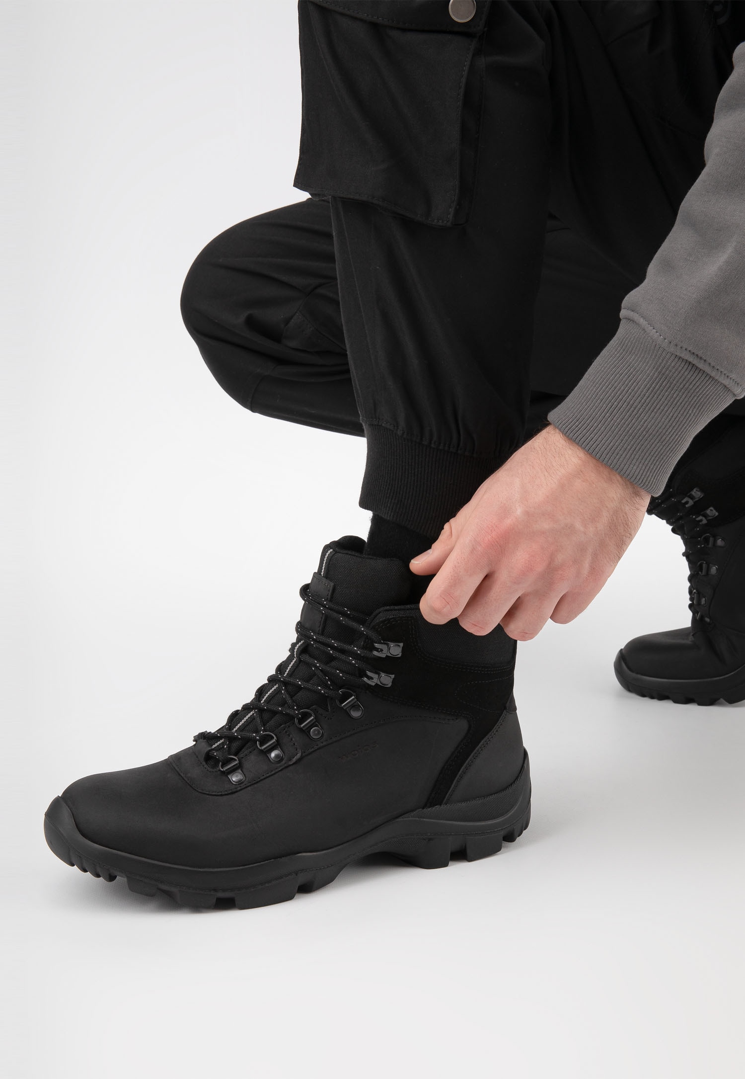 Czarne wysokie trzewiki trekkingowe