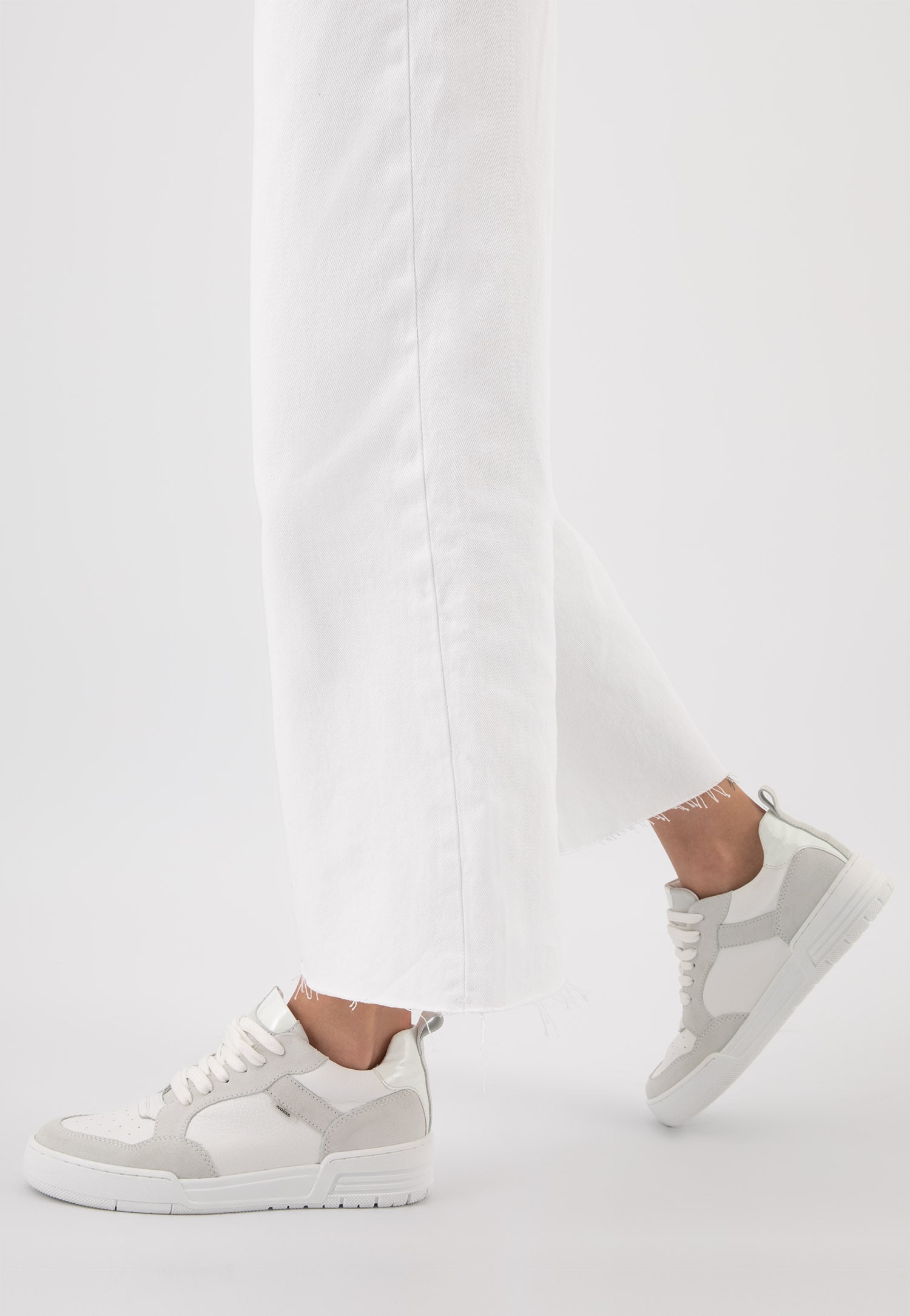 Białe trampki z szarymi elementami