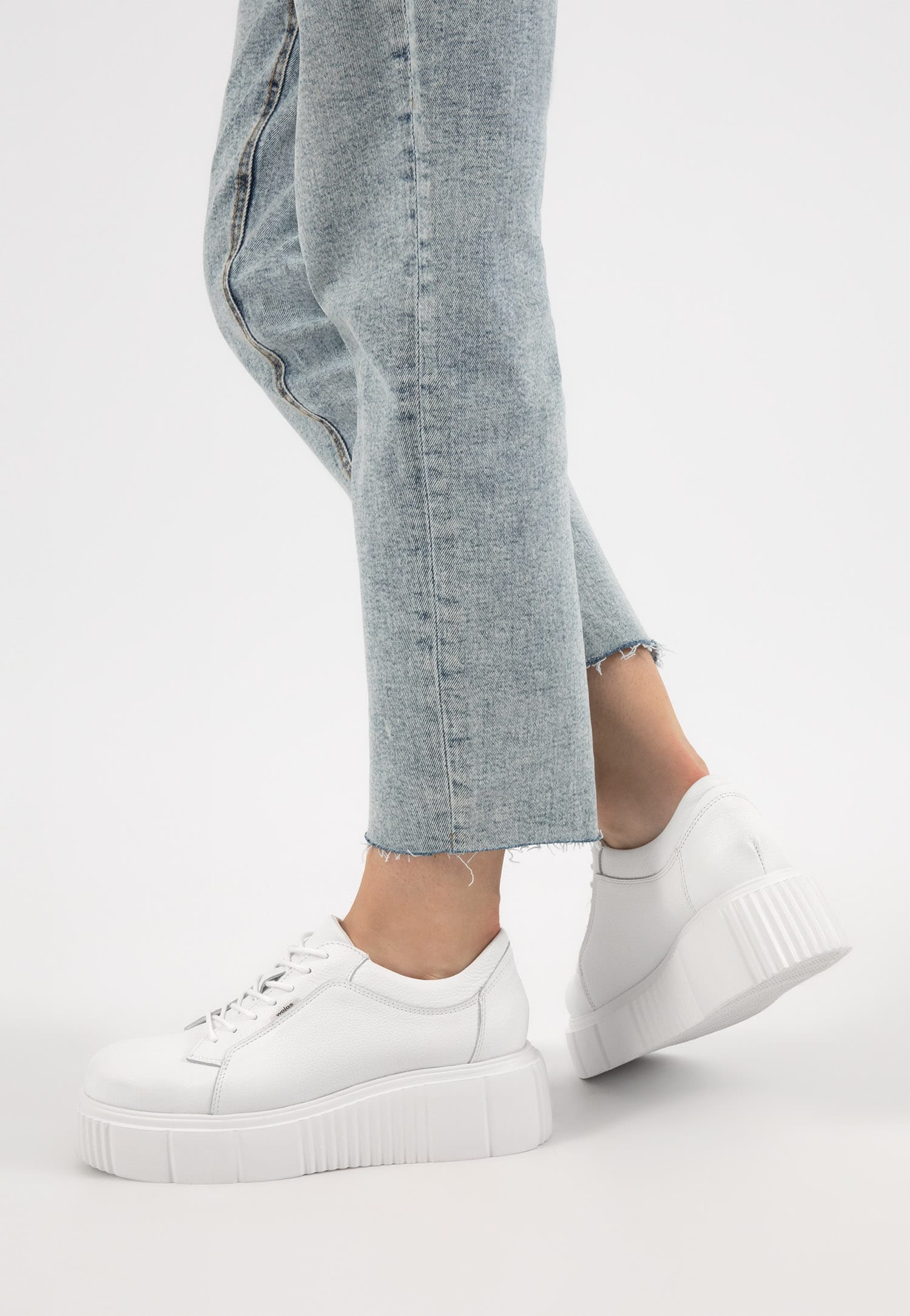 Trampki damskie na platformie w białej odsłonie