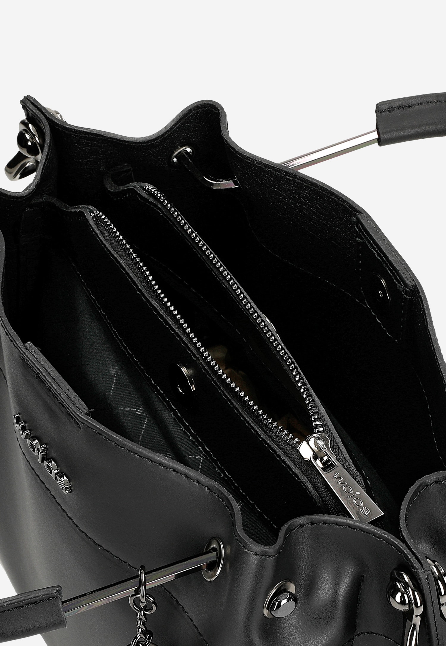 Czarna skórzana torebka damska typu kuferek