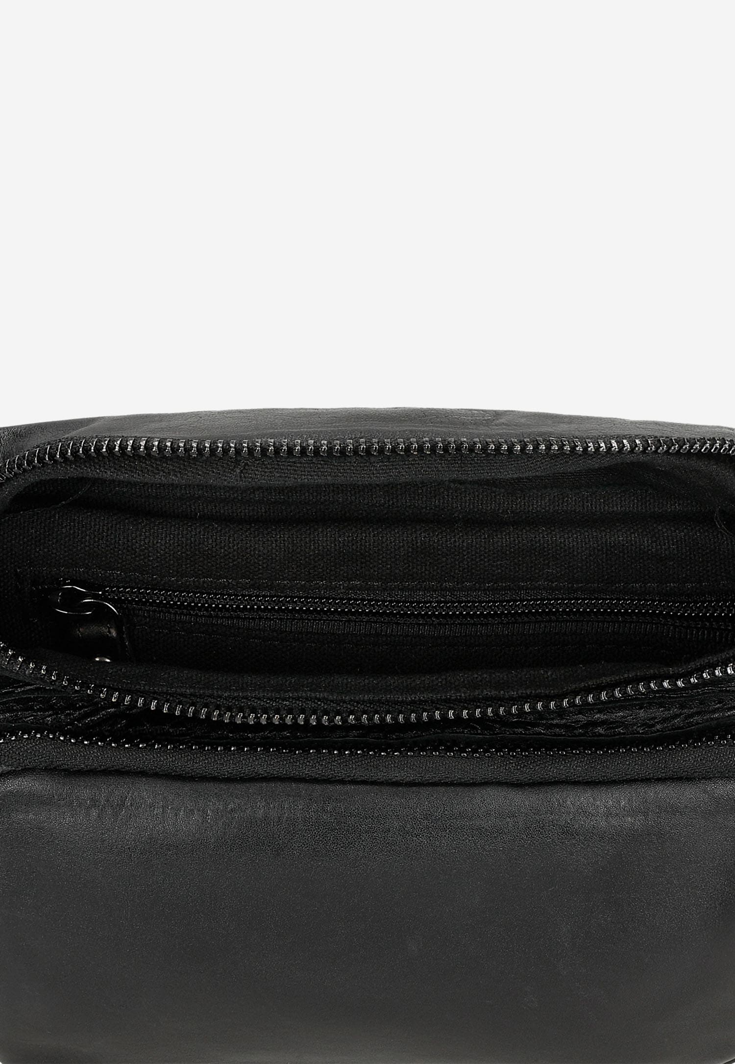 Czarna skórzana torba męska typu nerka