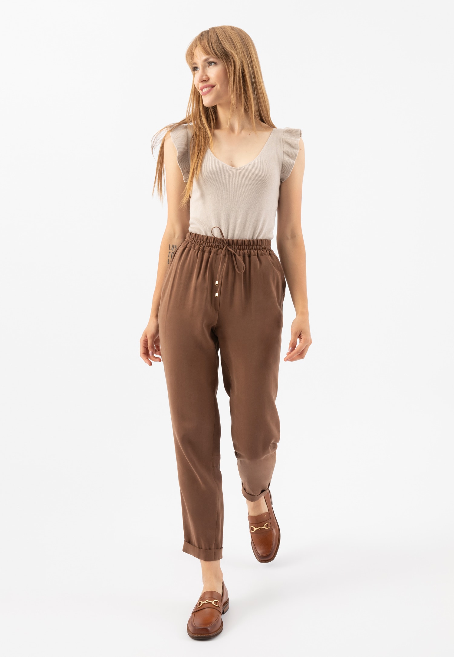 Czarne lakierowane mokasyny damskie ze złotą ozdobą