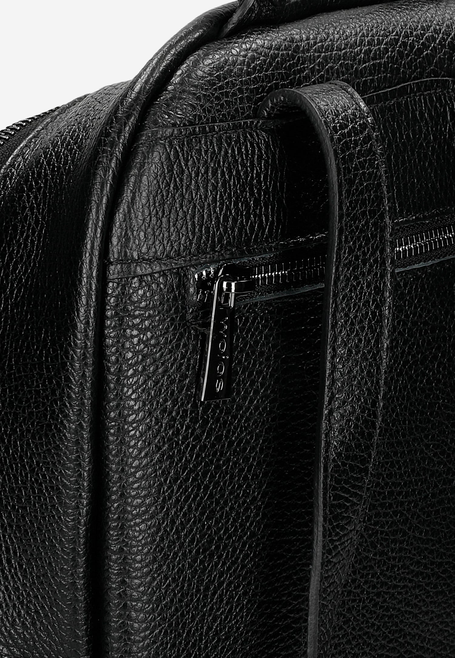 Czarny skórzany plecak damski ze srebrnymi zamkami