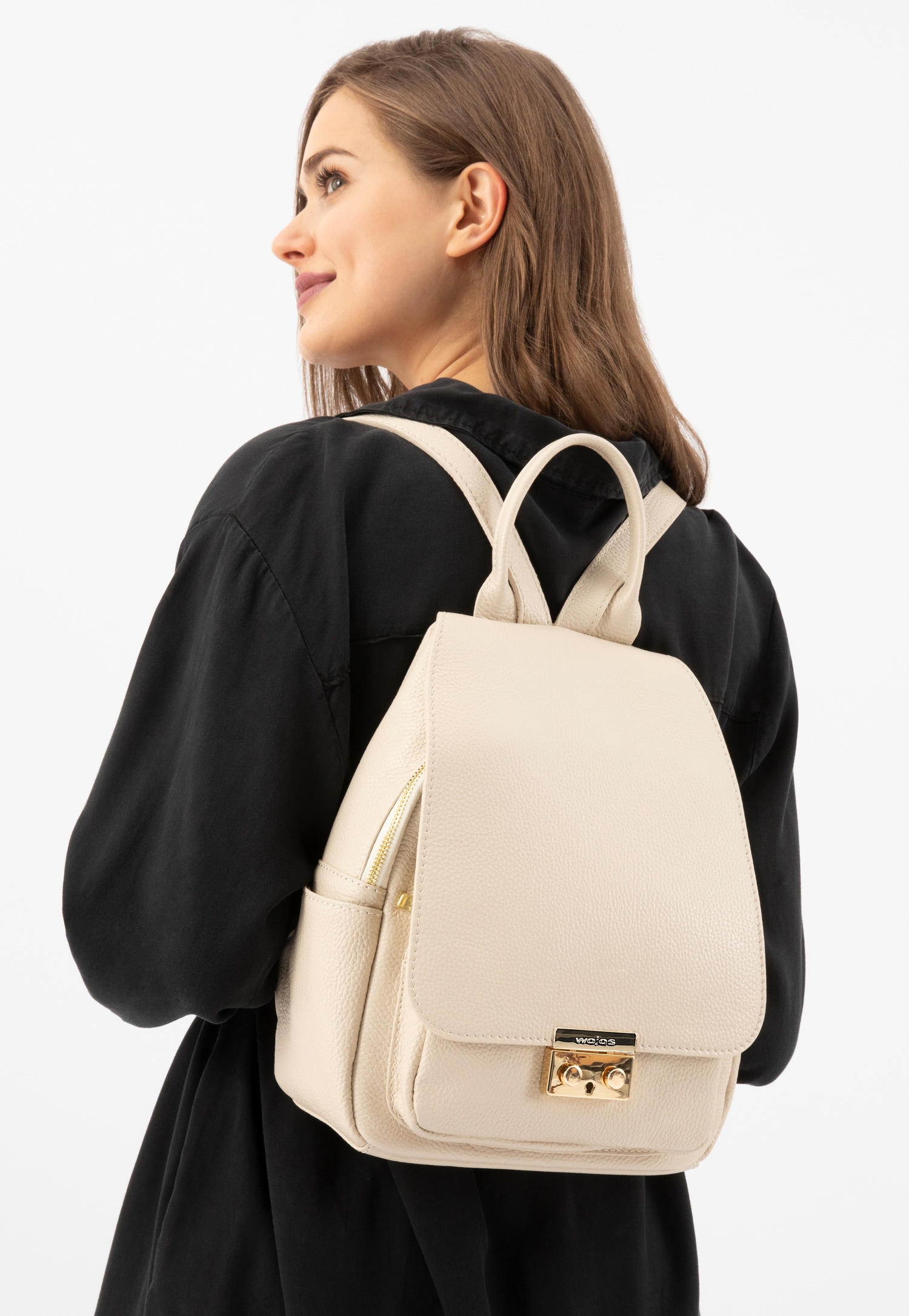 Czarny plecak damski z ciemnymi metalowymi elementami