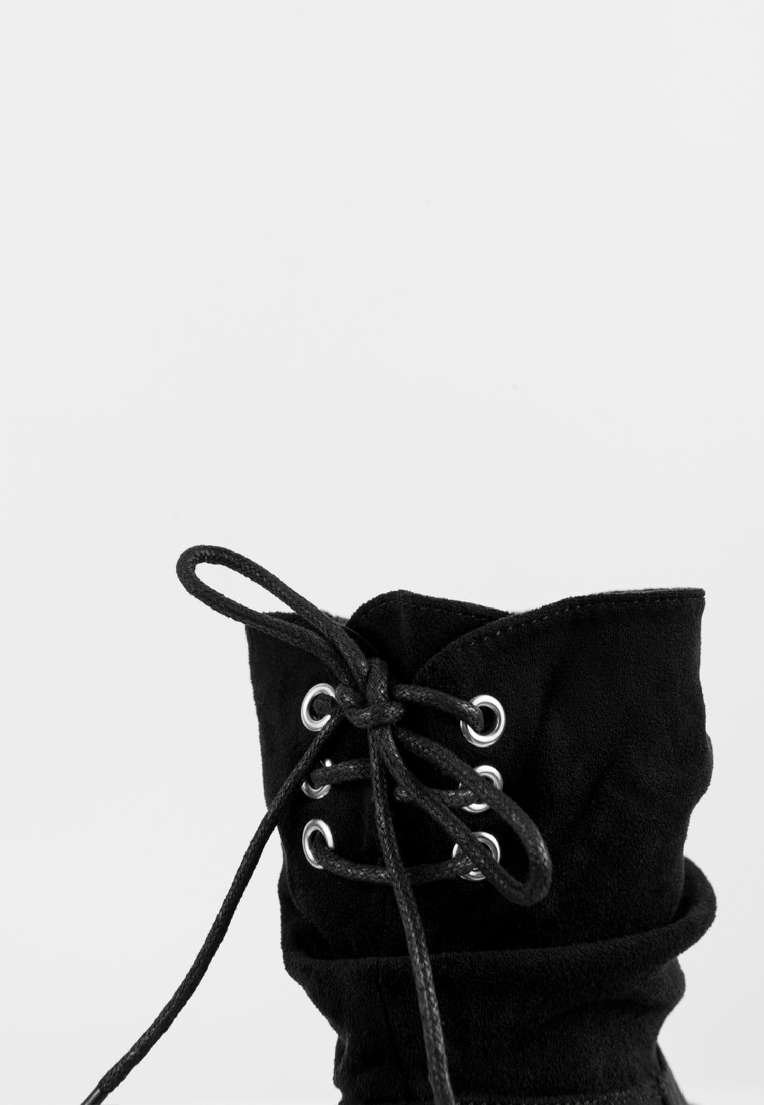 Czarne botki damskie z ozdobnym sznurowaniem z tyłu