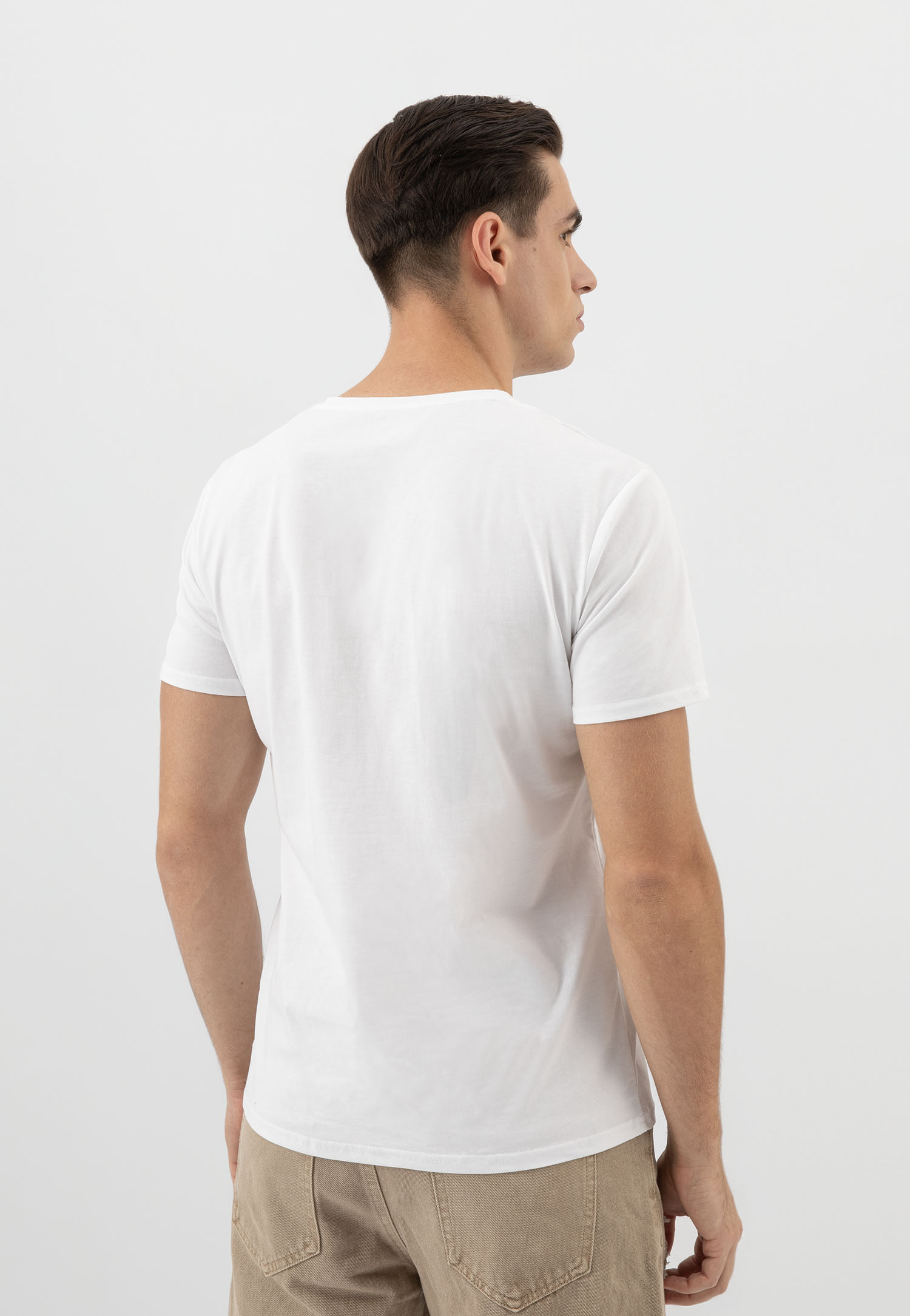 Czarna koszulka męska z dekoltem w serek