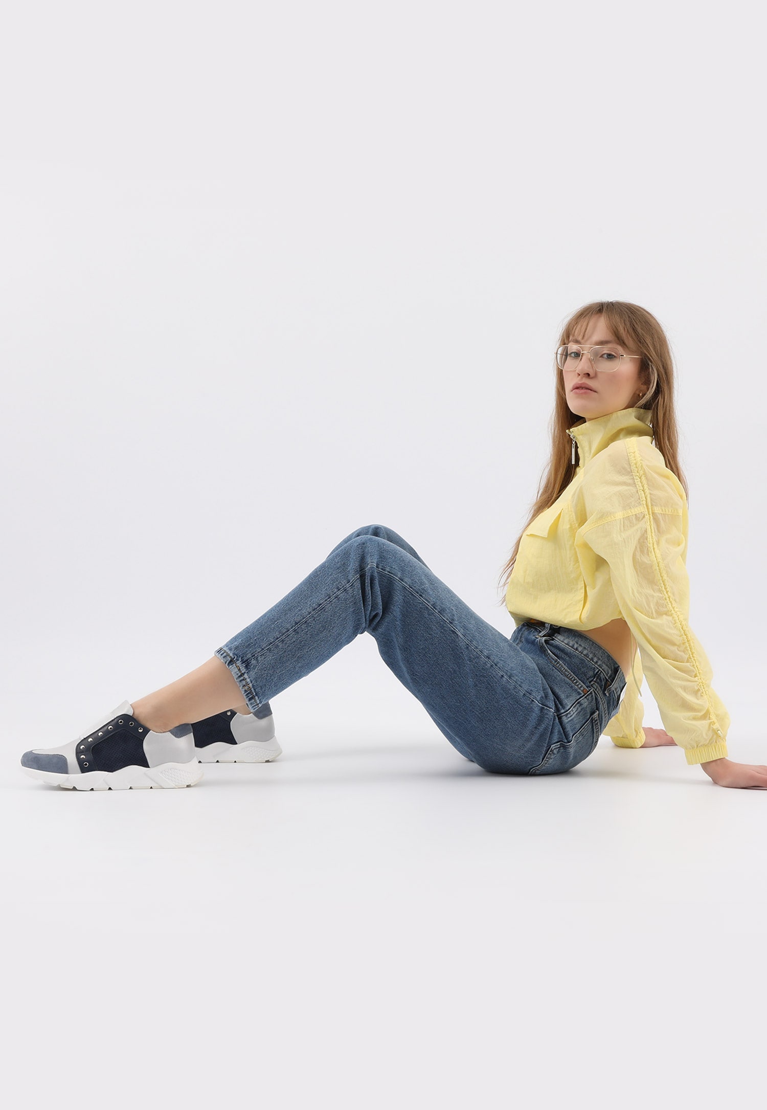 Wsuwane sneakersy damskie w kolorze niebiesko-srebrnym z nitami