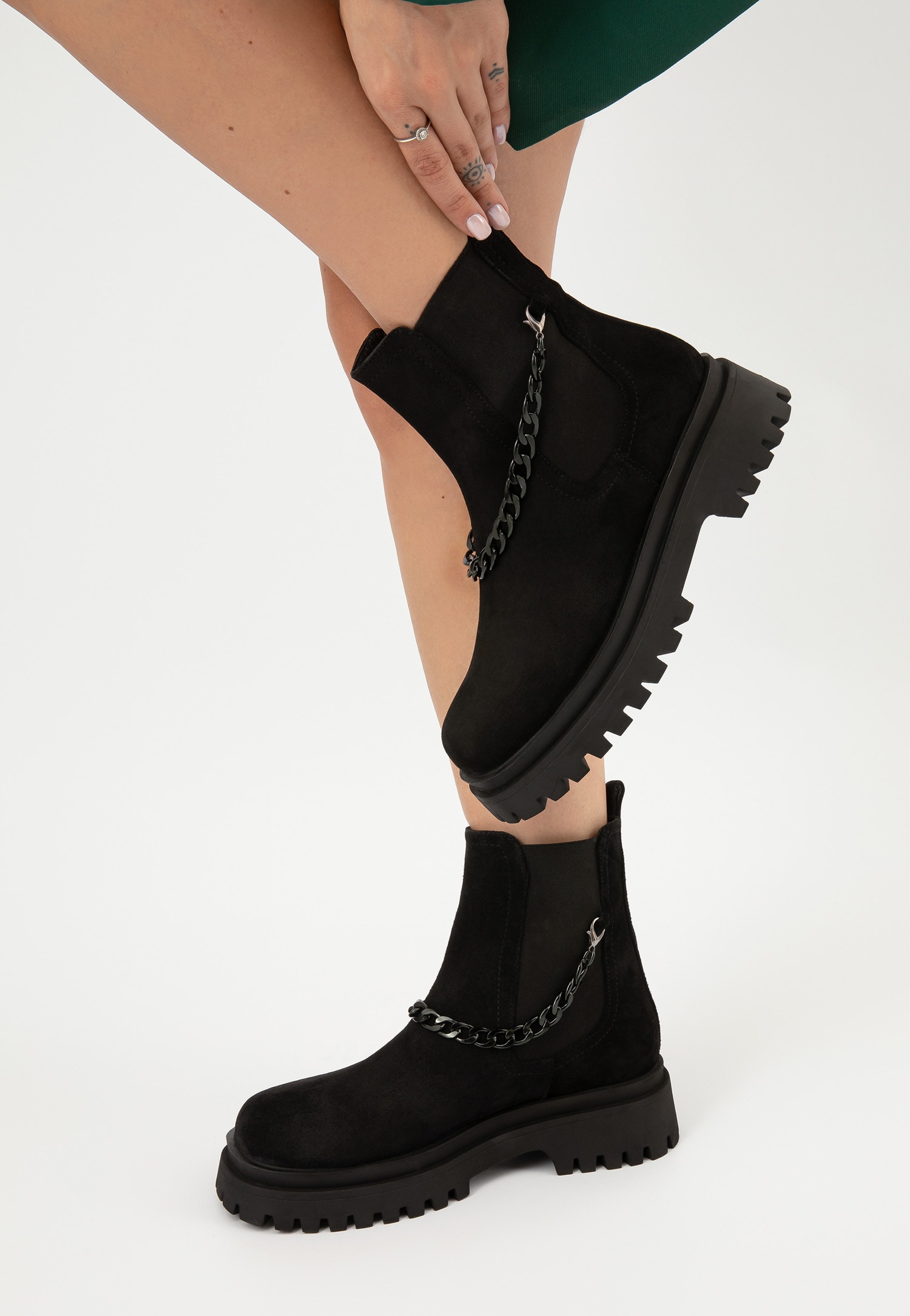 Beżowe botki damskie typu sztyblety ze złotym łańcuszkiem