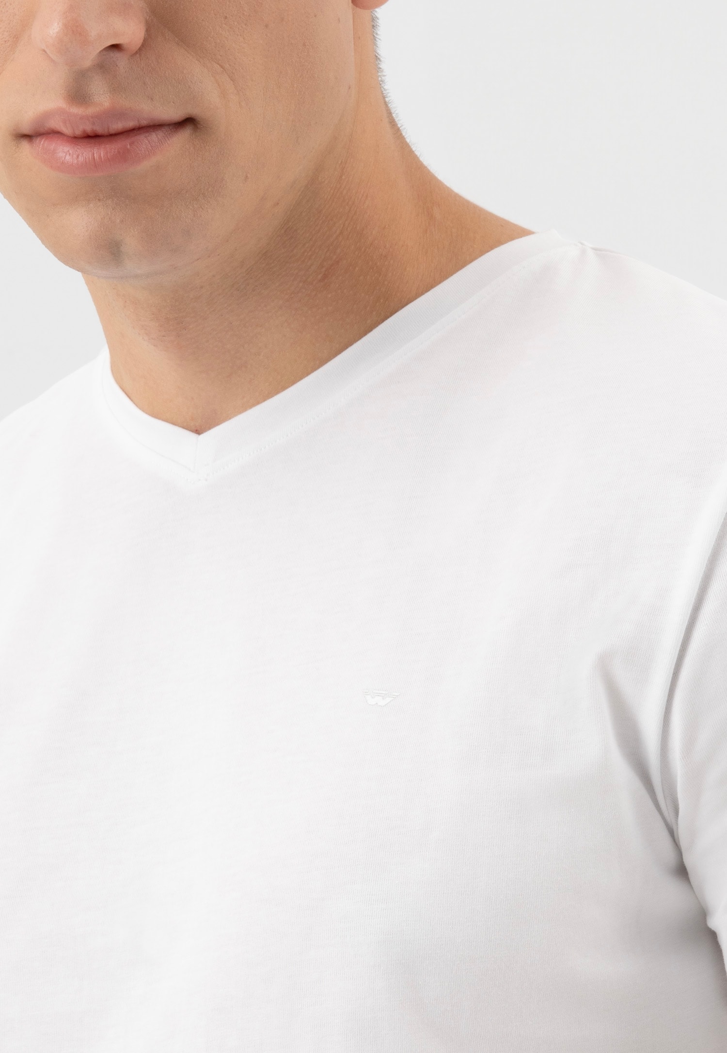 Czarna koszulka męska z dekoltem w serek