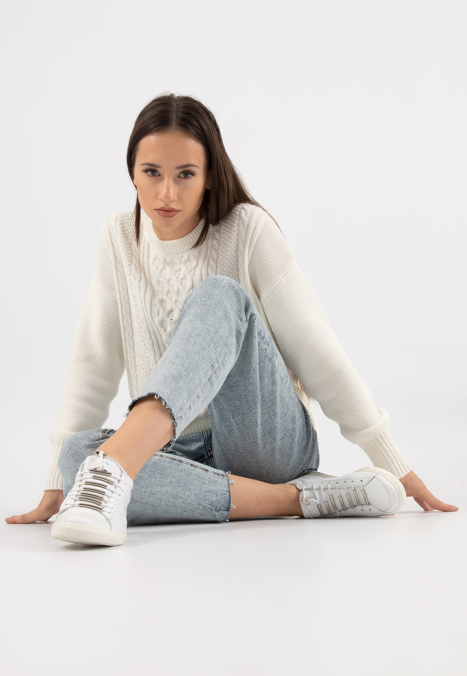 Czarne trampki damskie z metalowymi zdobieniami