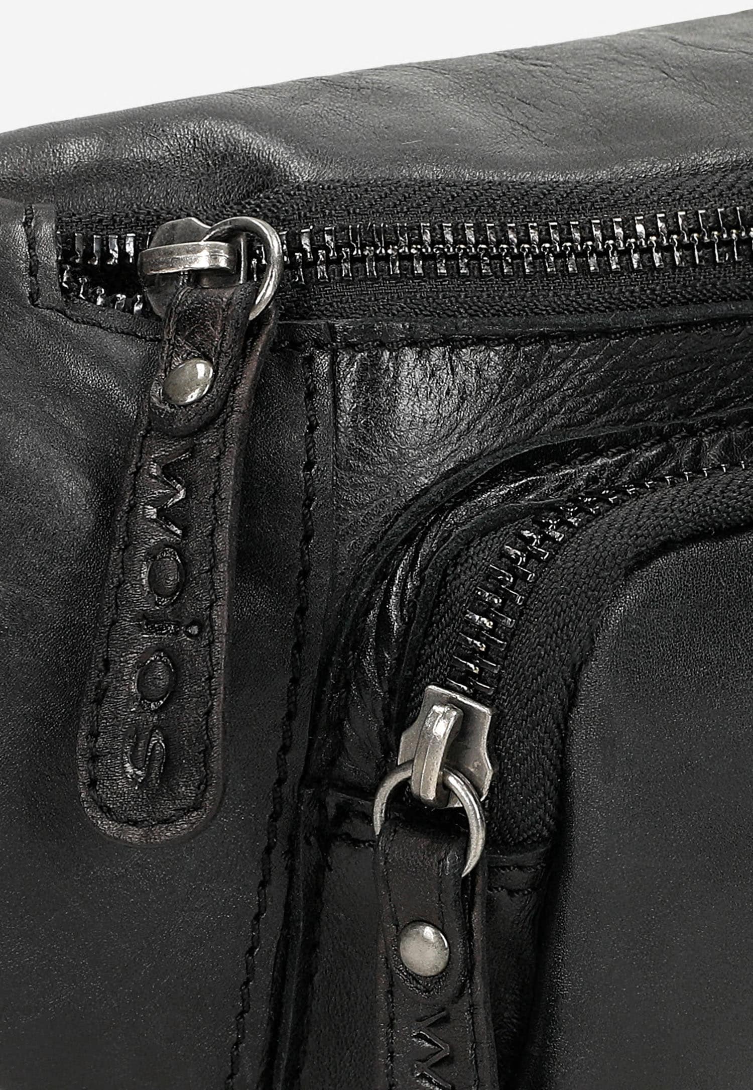 Czarna skórzana torba męska typu nerka