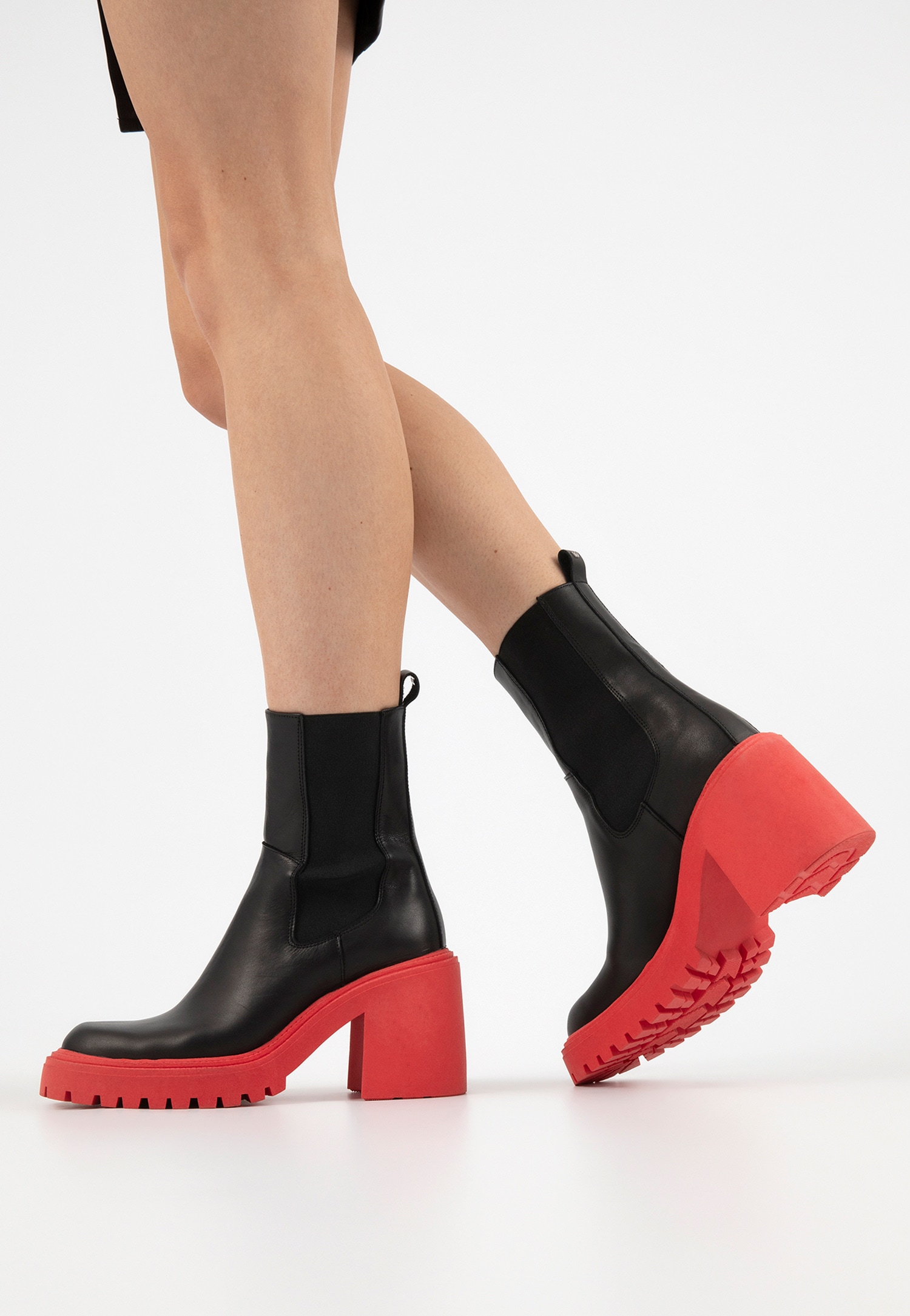 Czarne skórzane sztyblety na obcasie