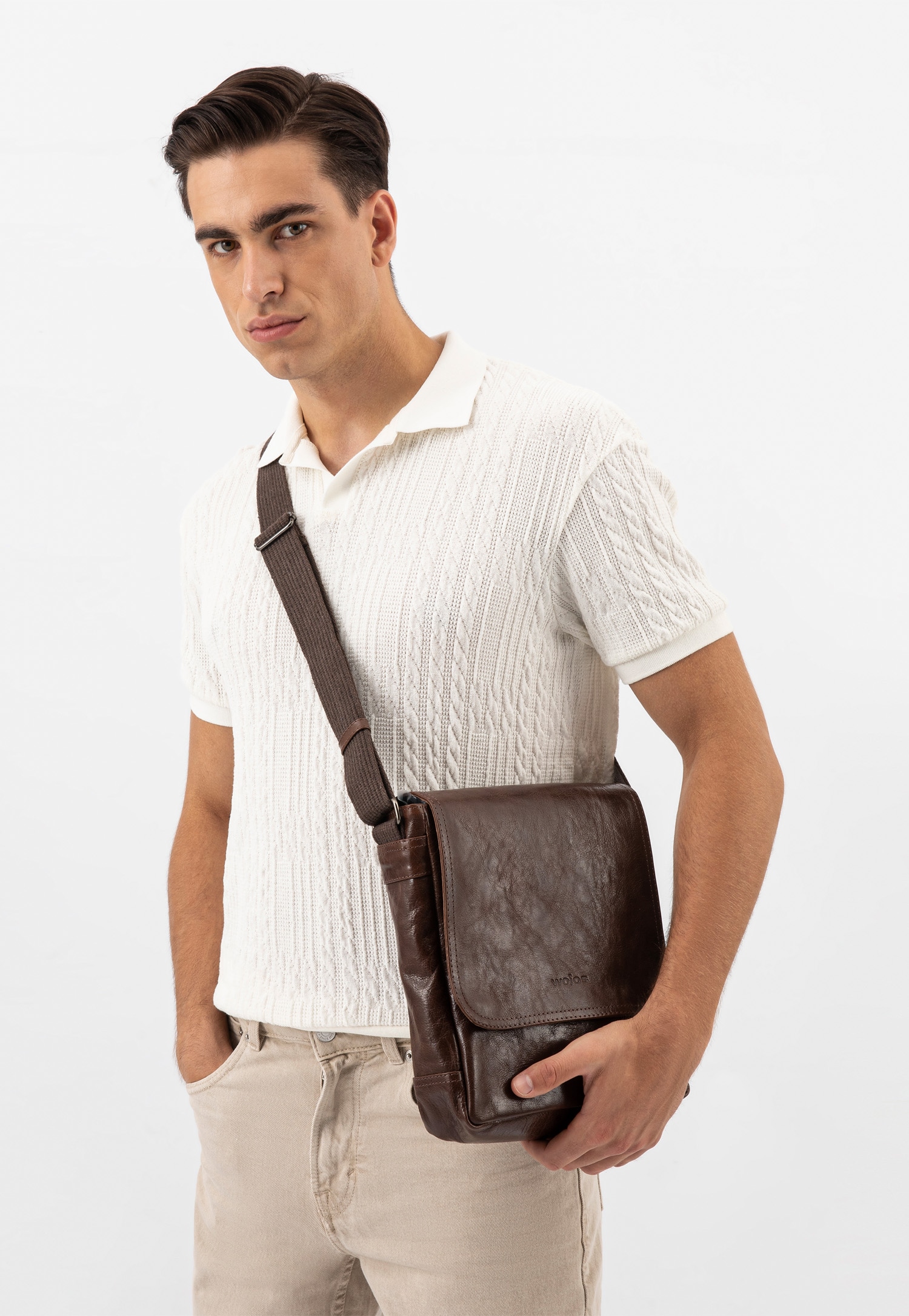 Czarna torba męska na ramię ze skóry licowej