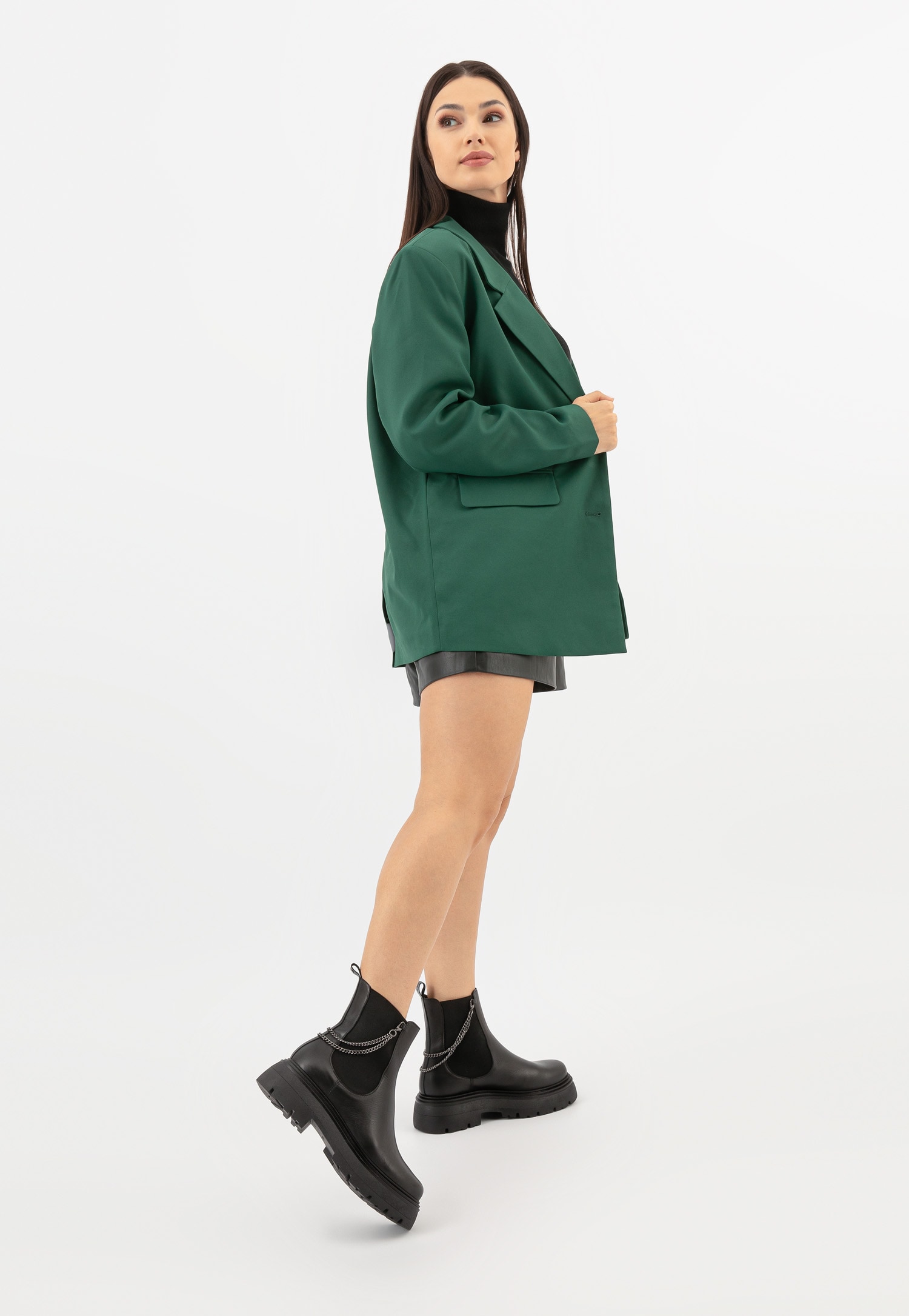 Czarne skórzane botki damskie z odczepianym łańcuchem na masywnej podeszwie