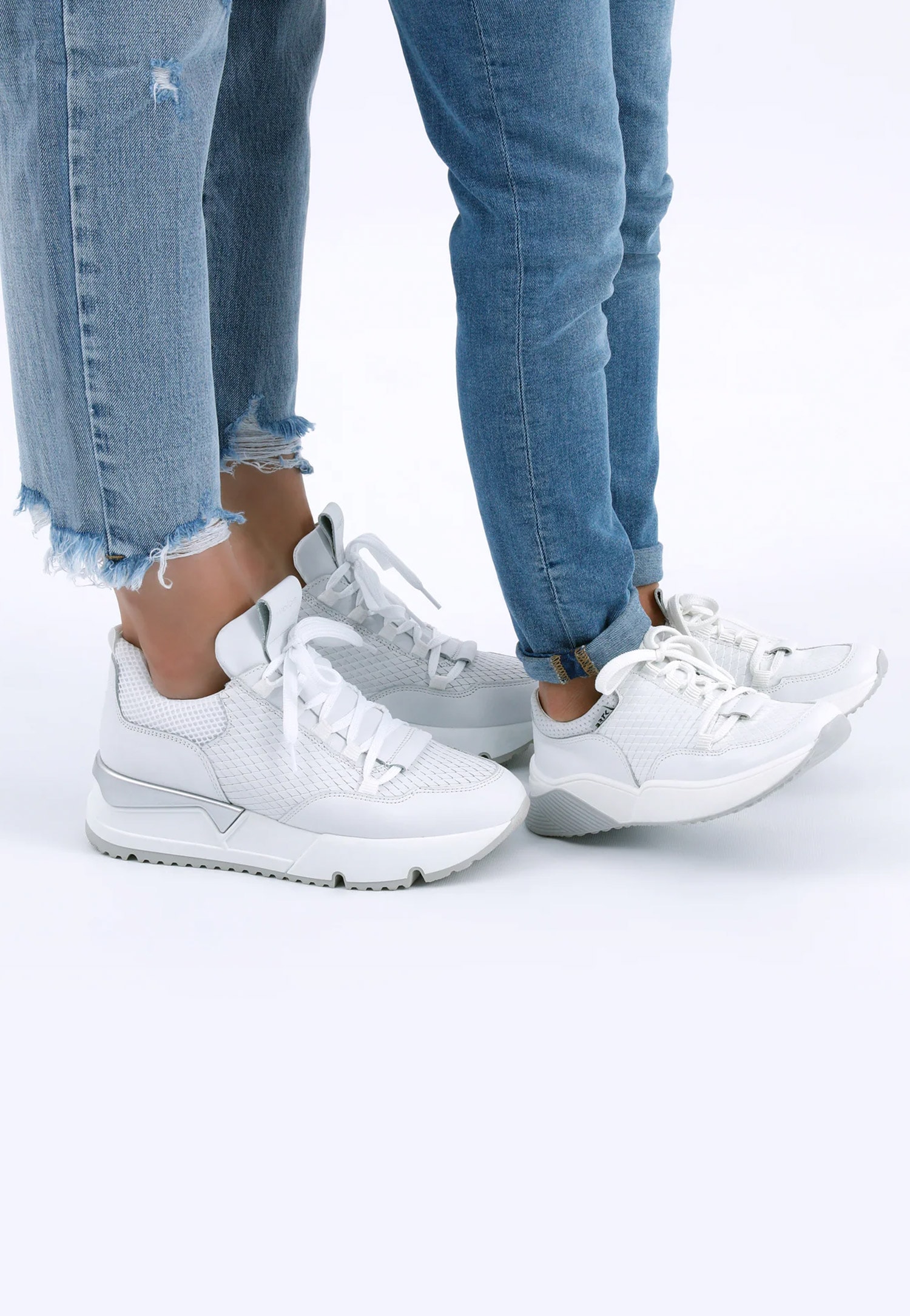 Białe sneakersy damskie ze srebrnymi elementami