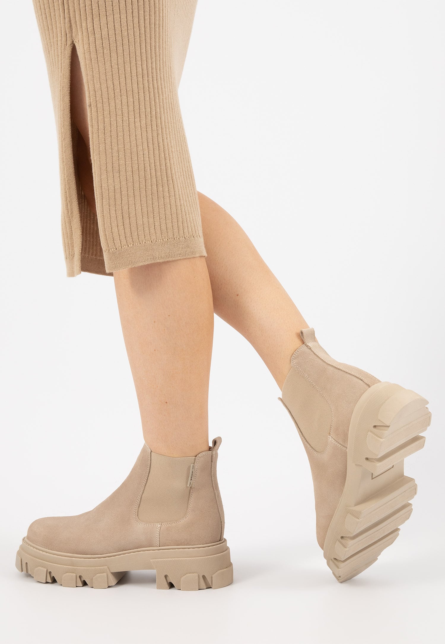 Beżowe botki damskie typu sztyblety z ciekawym bieżnikiem