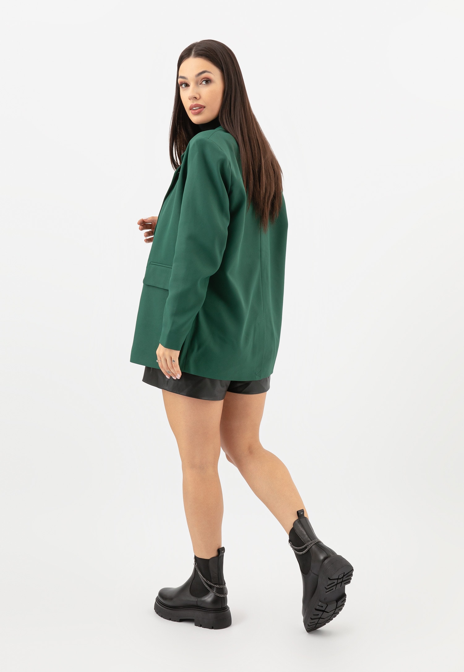 Czarne skórzane botki damskie z odczepianym łańcuchem na masywnej podeszwie