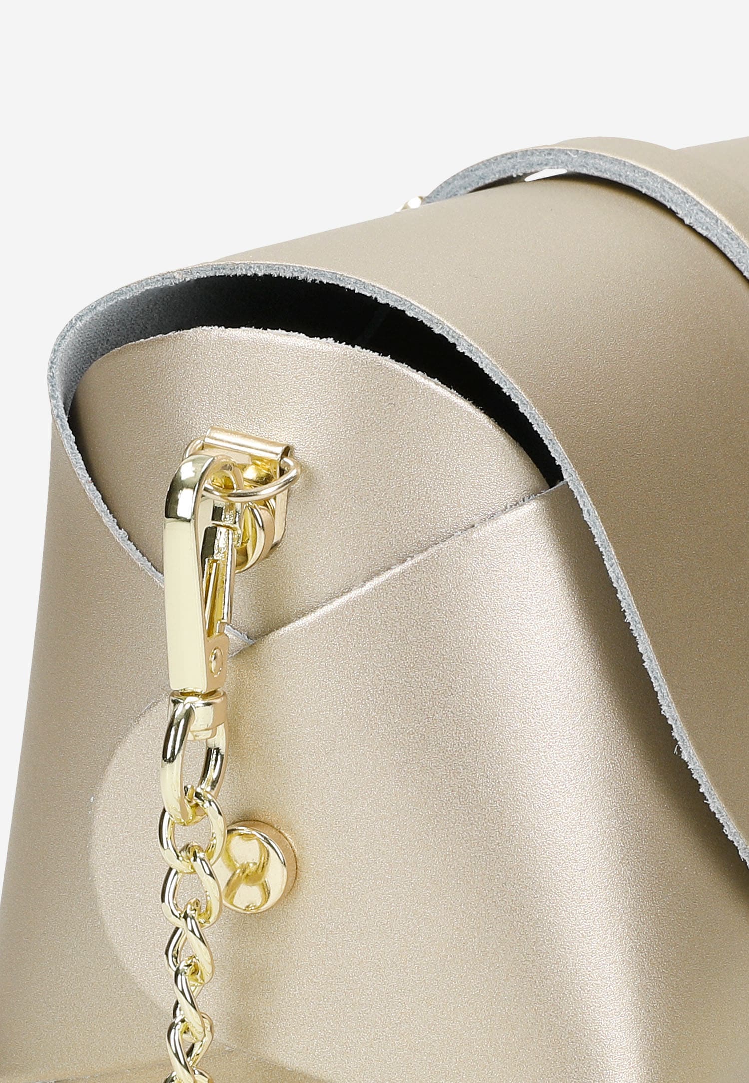 Mała czerwona torebka damska na łańcuszku