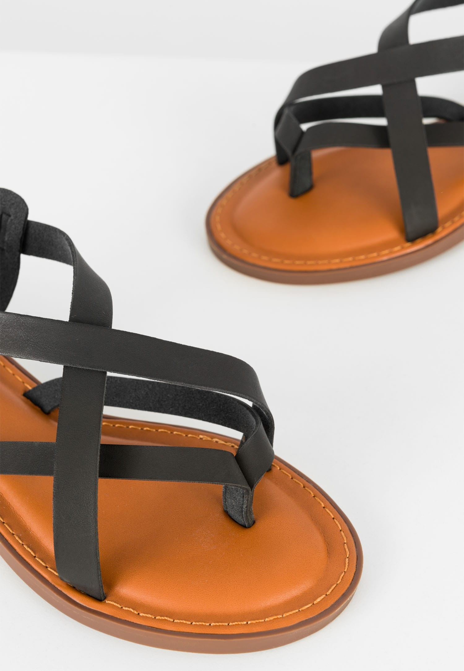 WJS płaskie sandały damskie z czarnymi paskami