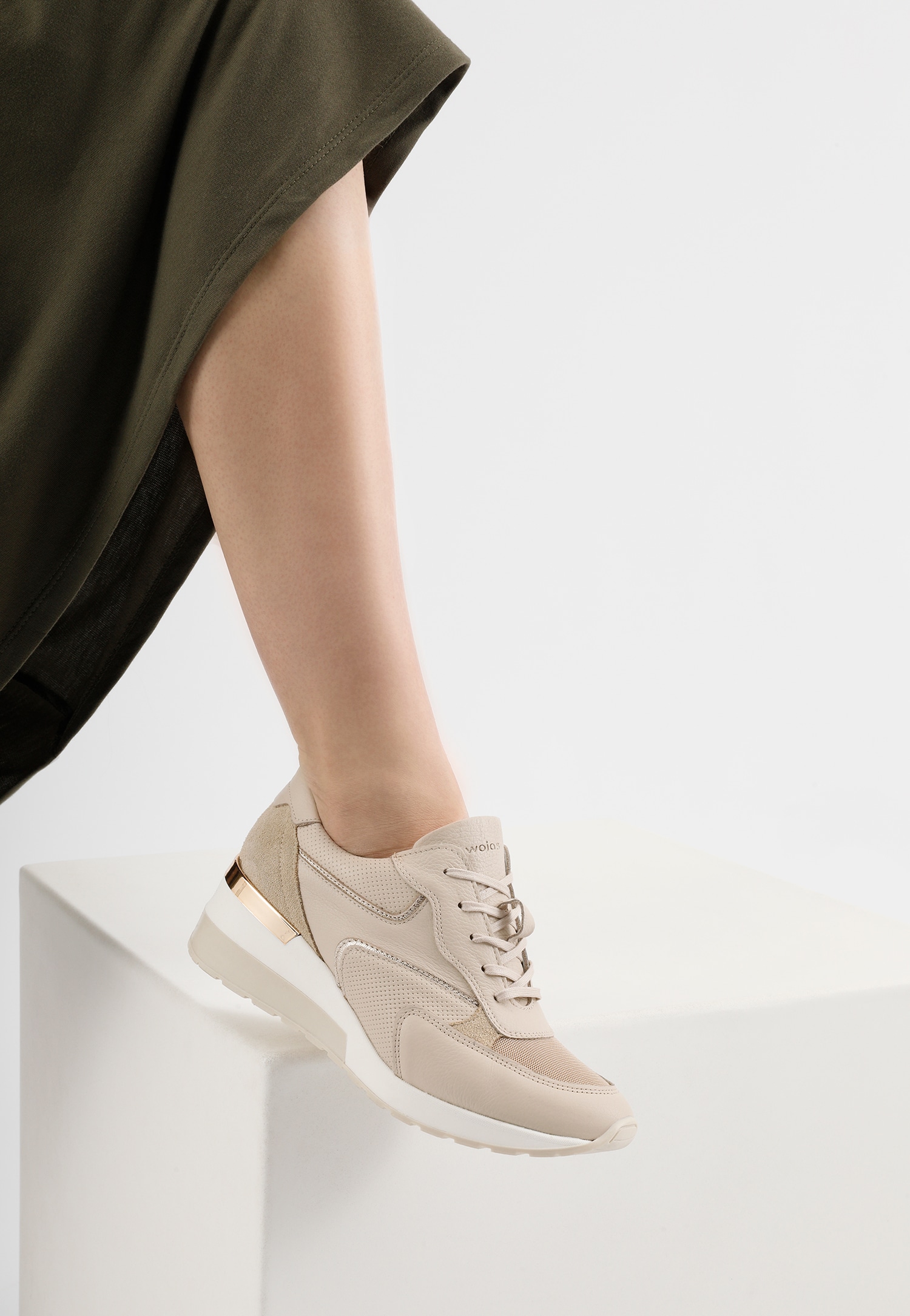 Beżowe sneakersy damskie ze złotymi elementami