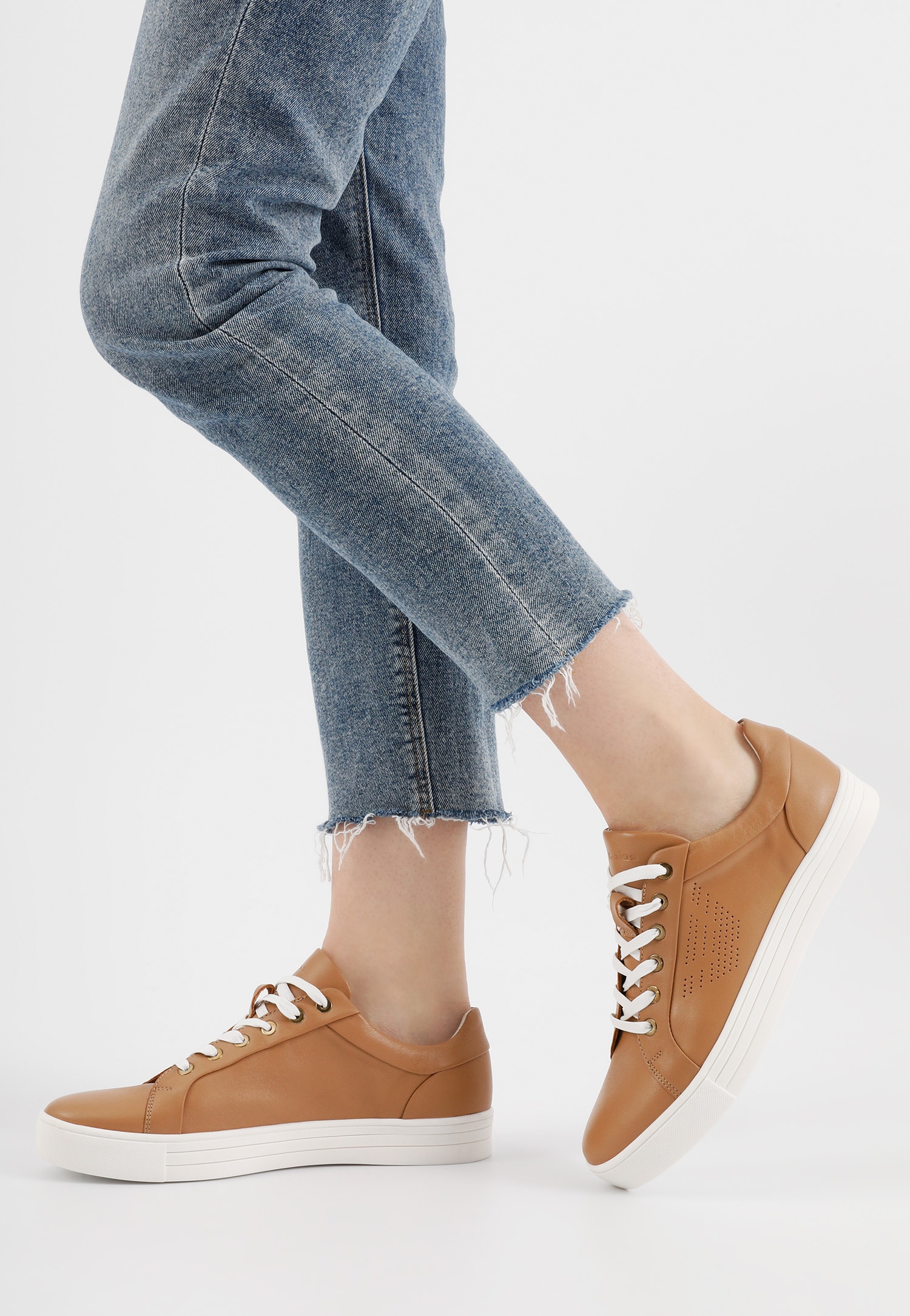 Białe półbuty damskie z dziurkowanym logo