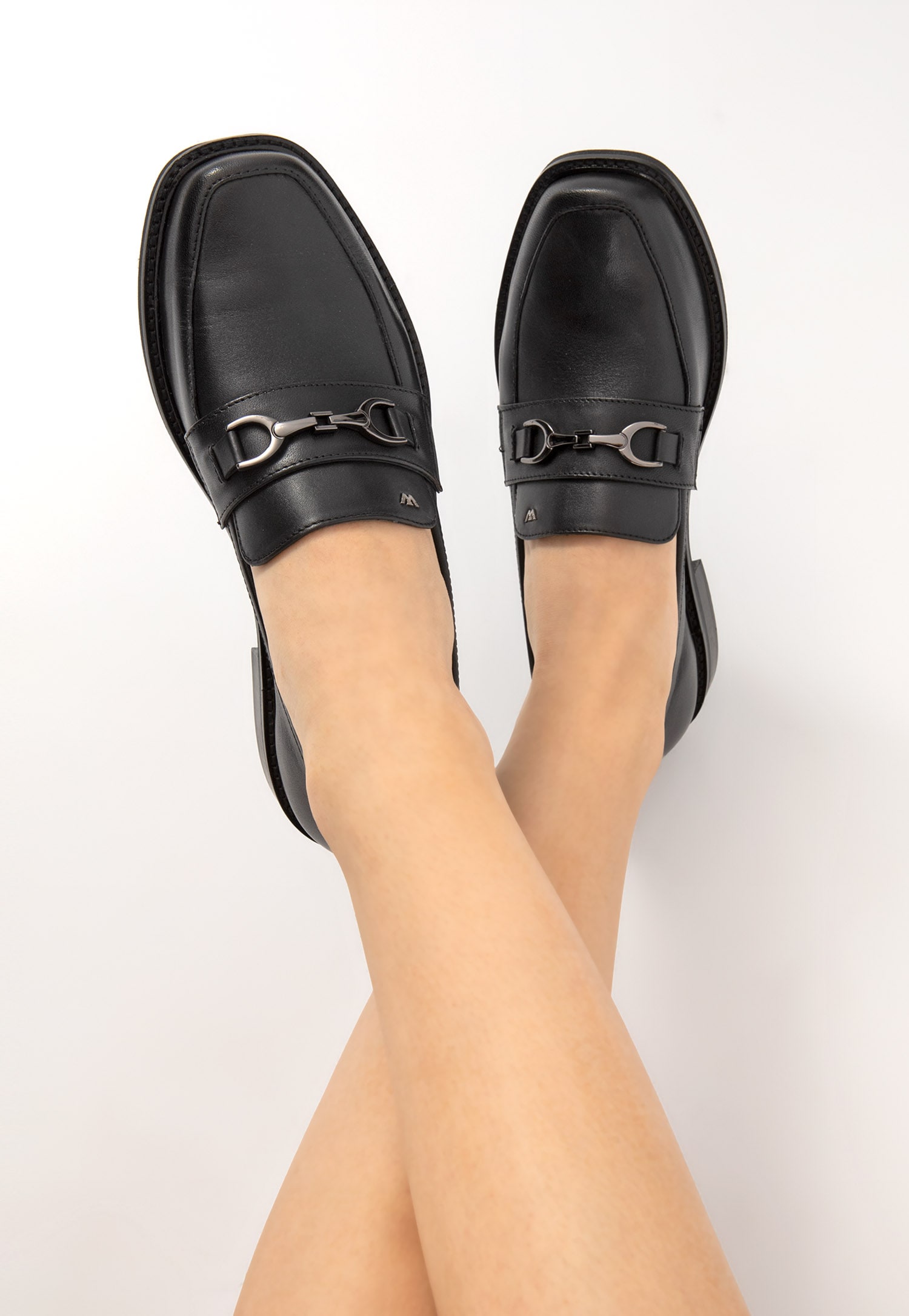 Czarne lakierowane mokasyny damskie ze złotą ozdobą