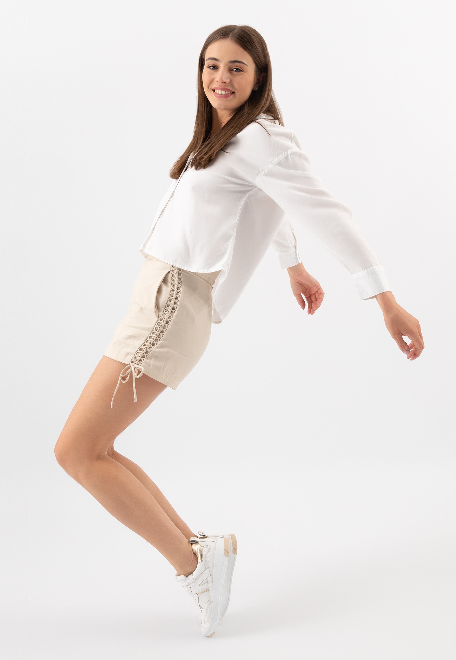 Białe skórzane trampki damskie ze złotymi akcentami