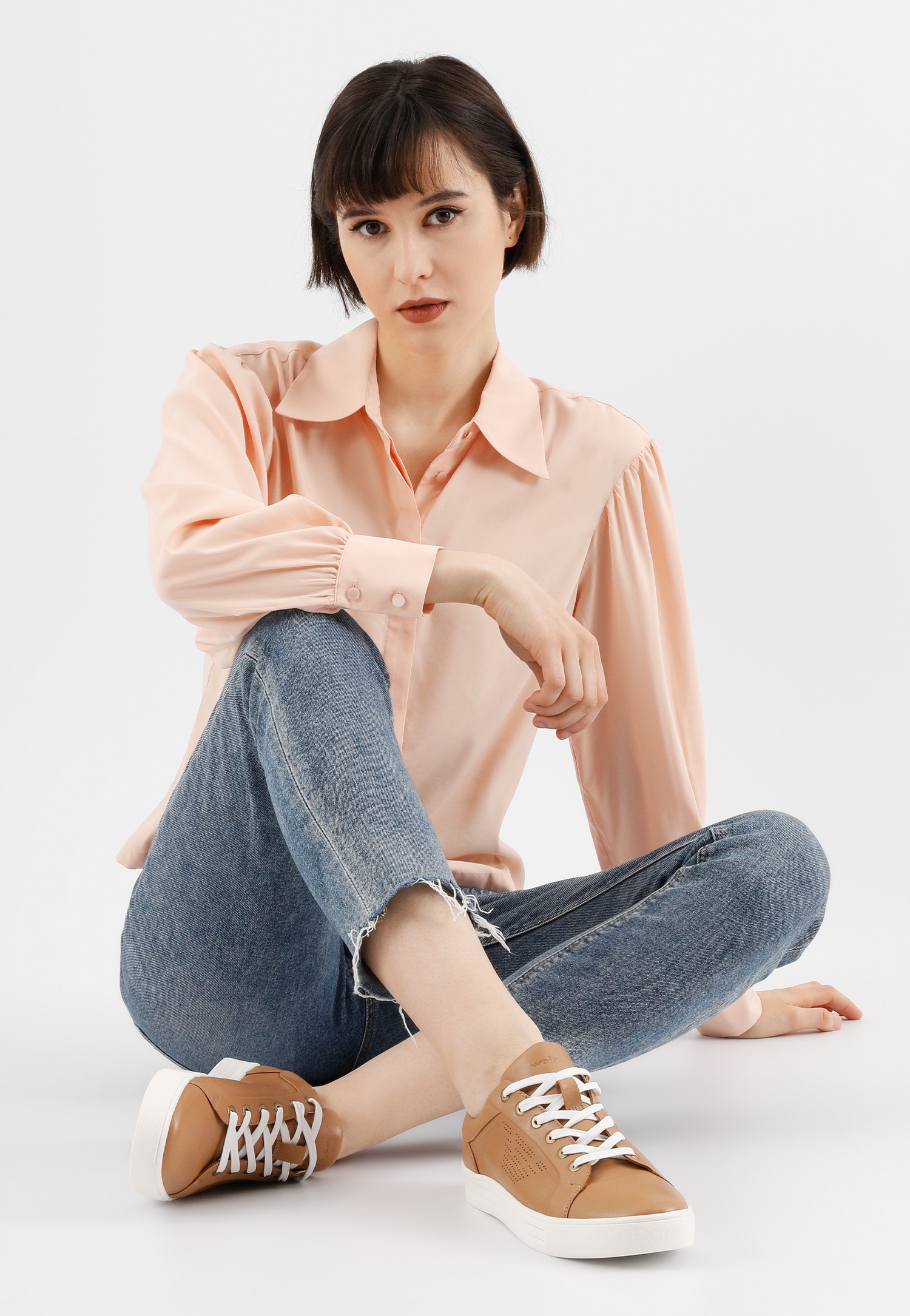 Białe półbuty damskie z dziurkowanym logo